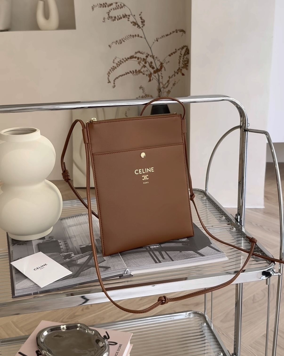 CELINE｜26SS新款SHARP光滑羊皮革手機包 焦糖色