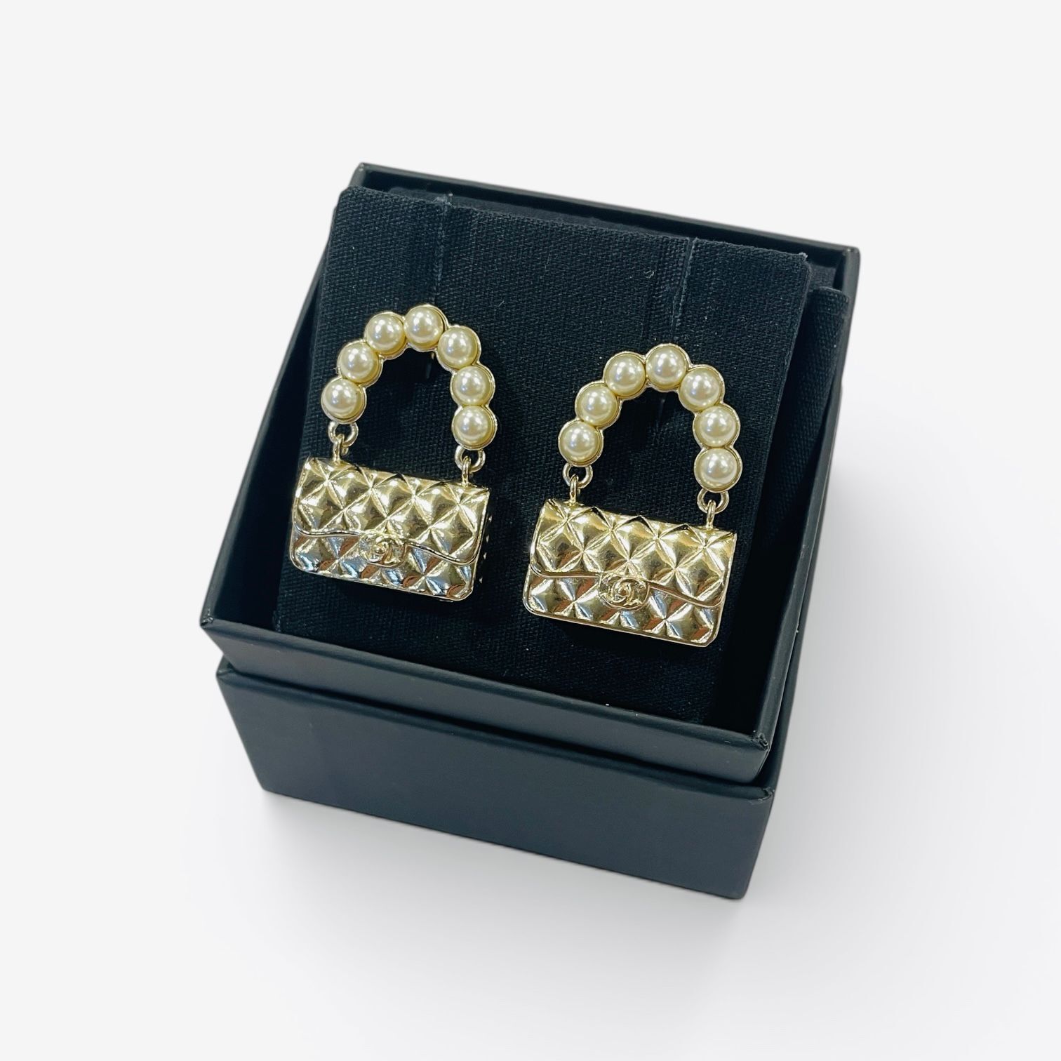 全新CHANEL耳環 2x3cm 珍珠手袋造型淡金EARRINGS #BRAND NEW #香榭站正品