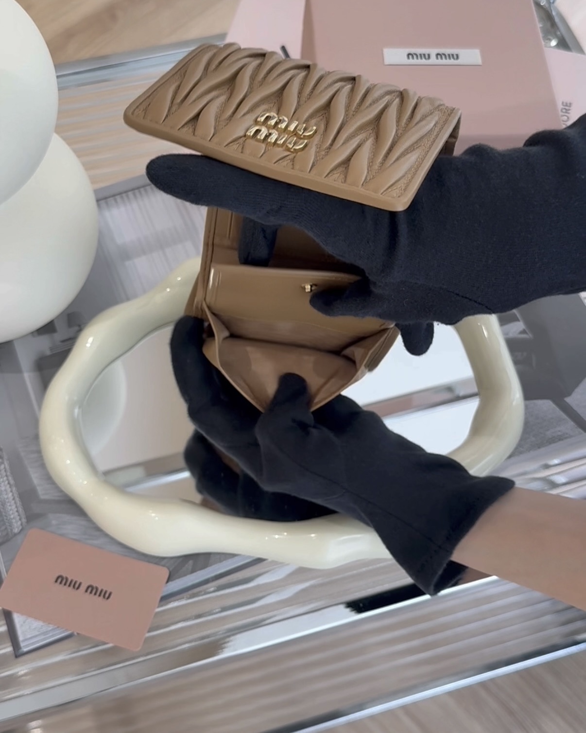 MIUMIU｜MATELASSE 納帕三折短夾 咖色