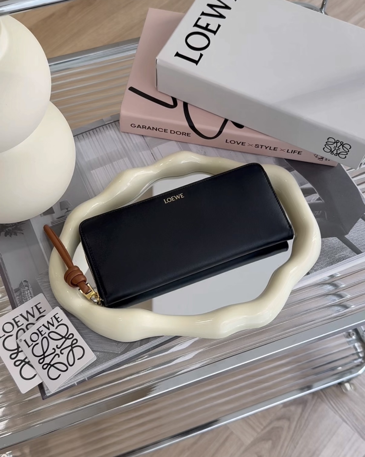 LOEWE｜亮面納帕小牛皮繩結長夾 黑色