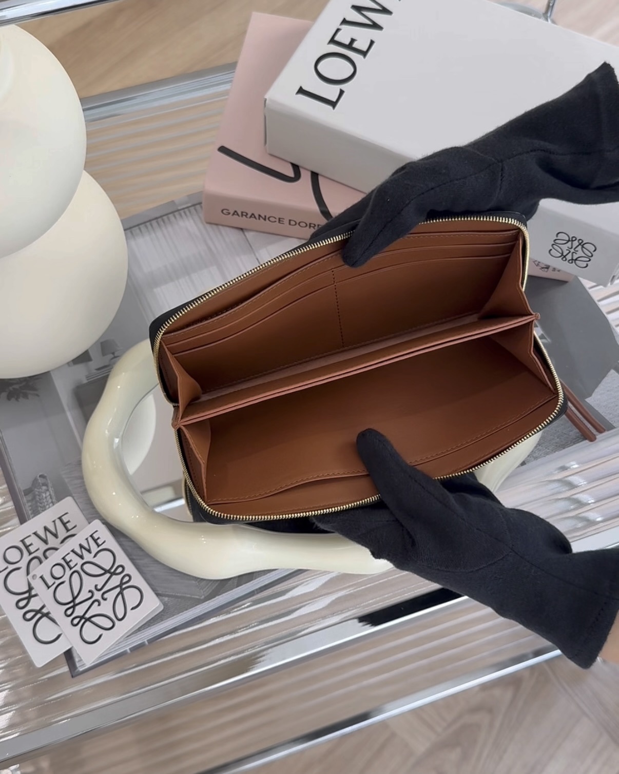 LOEWE｜亮面納帕小牛皮繩結長夾 黑色