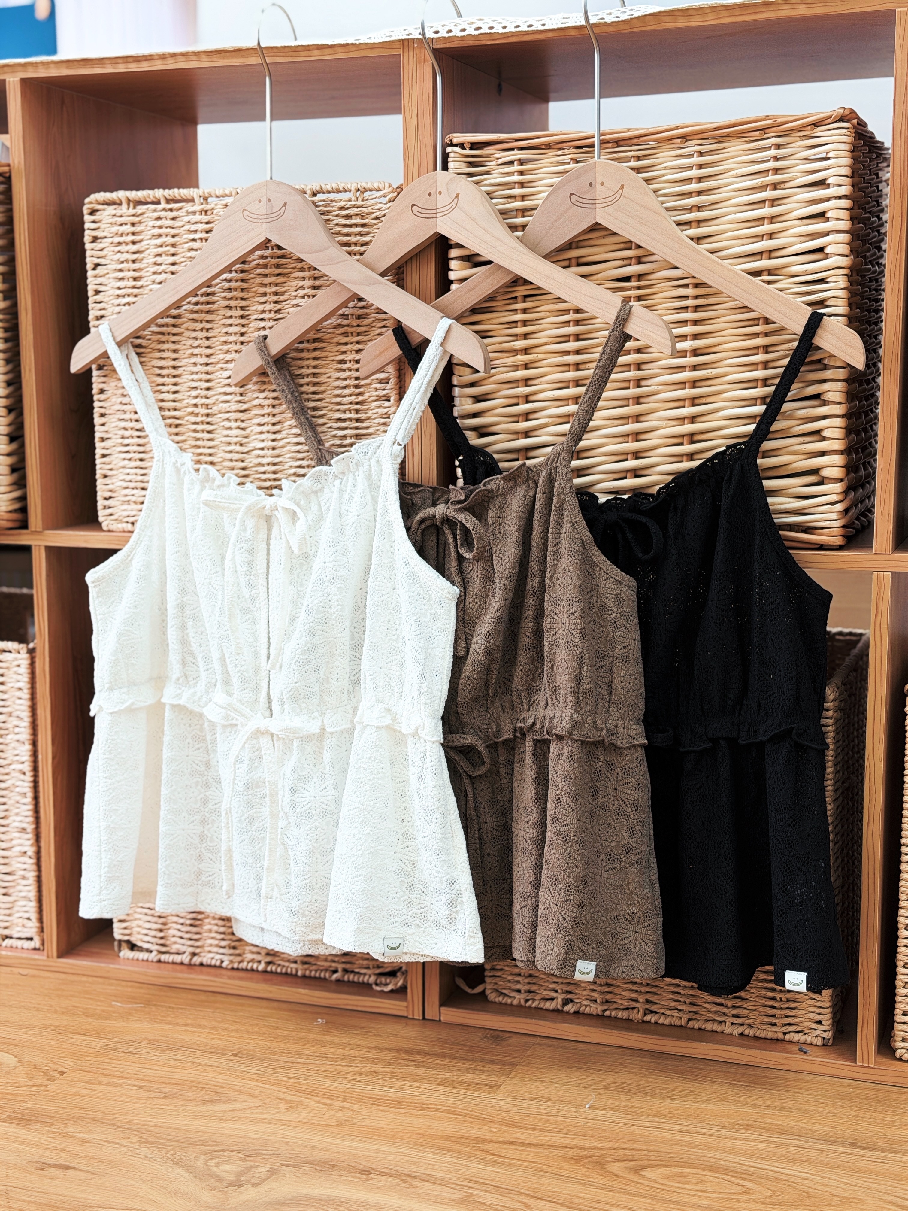三色 / 鏤空花樣蝴蝶結馬甲 / Eyelet Lace Bow-Detail Camisole