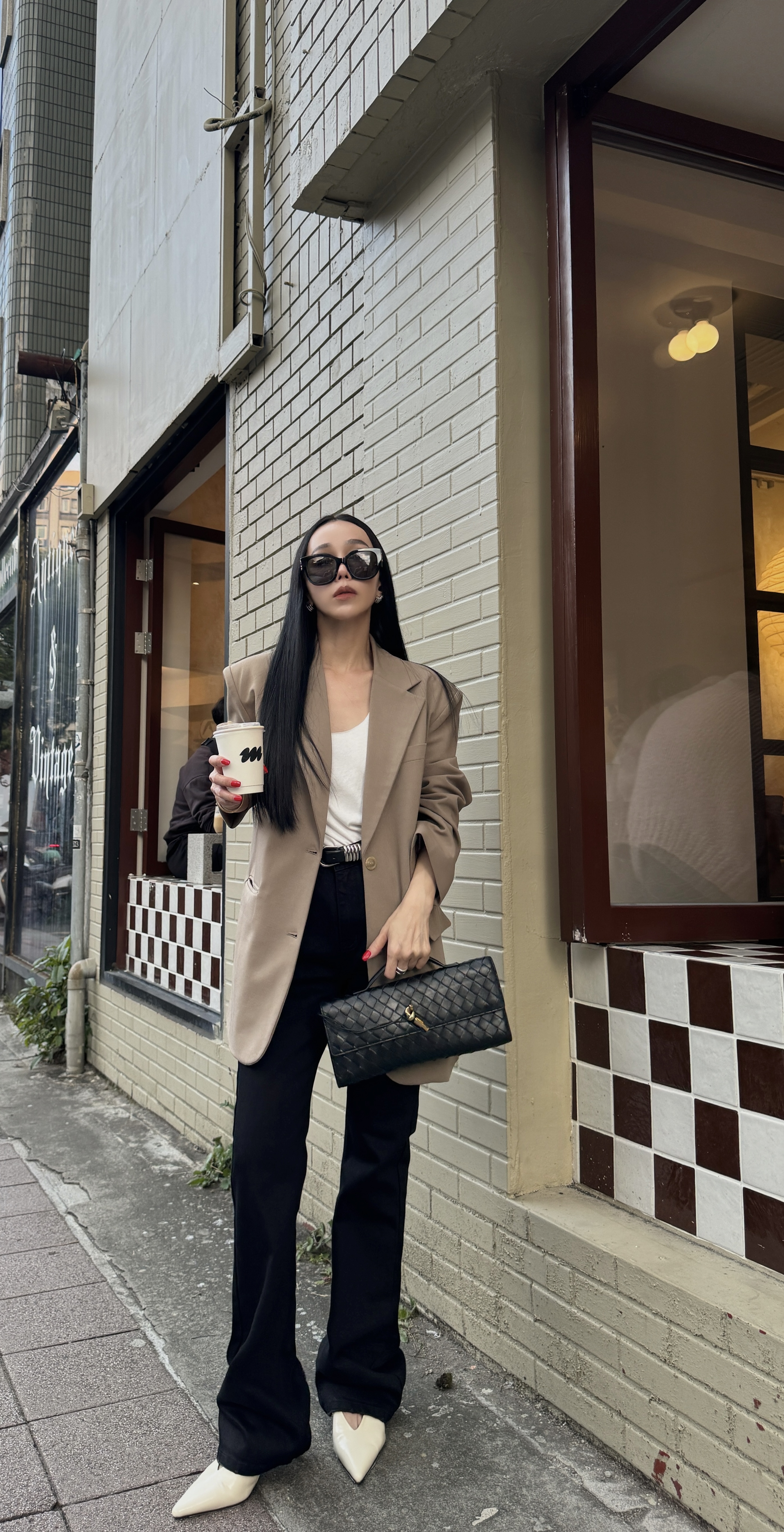 褲腳刷破黑牛仔褲