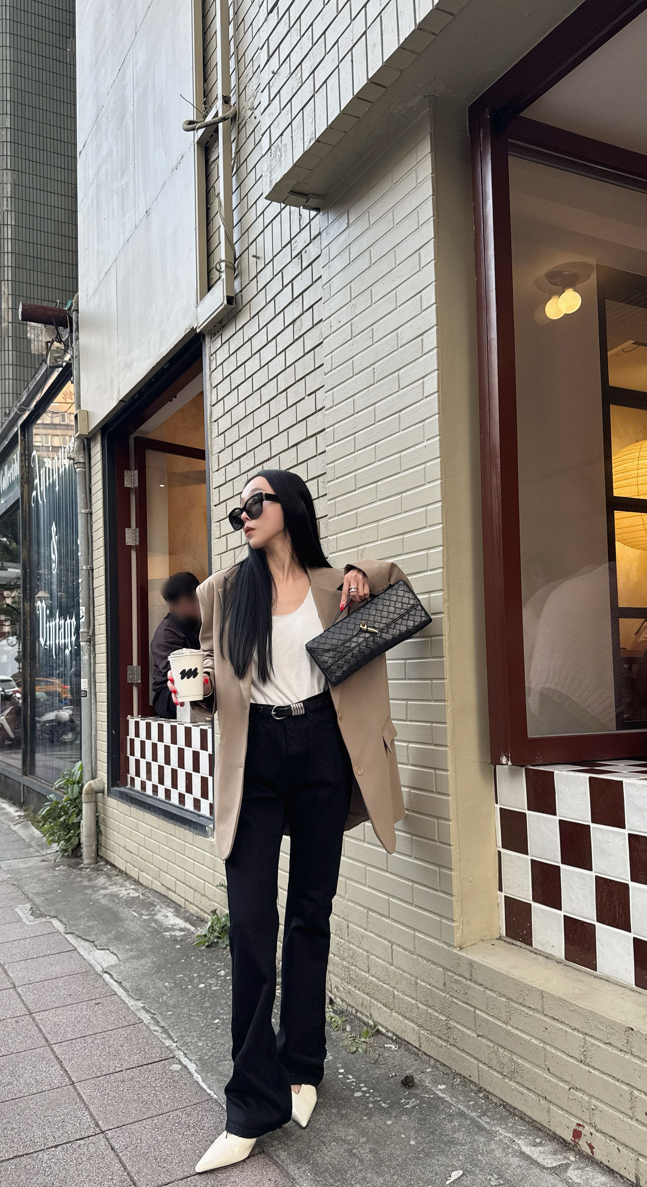 褲腳刷破黑牛仔褲