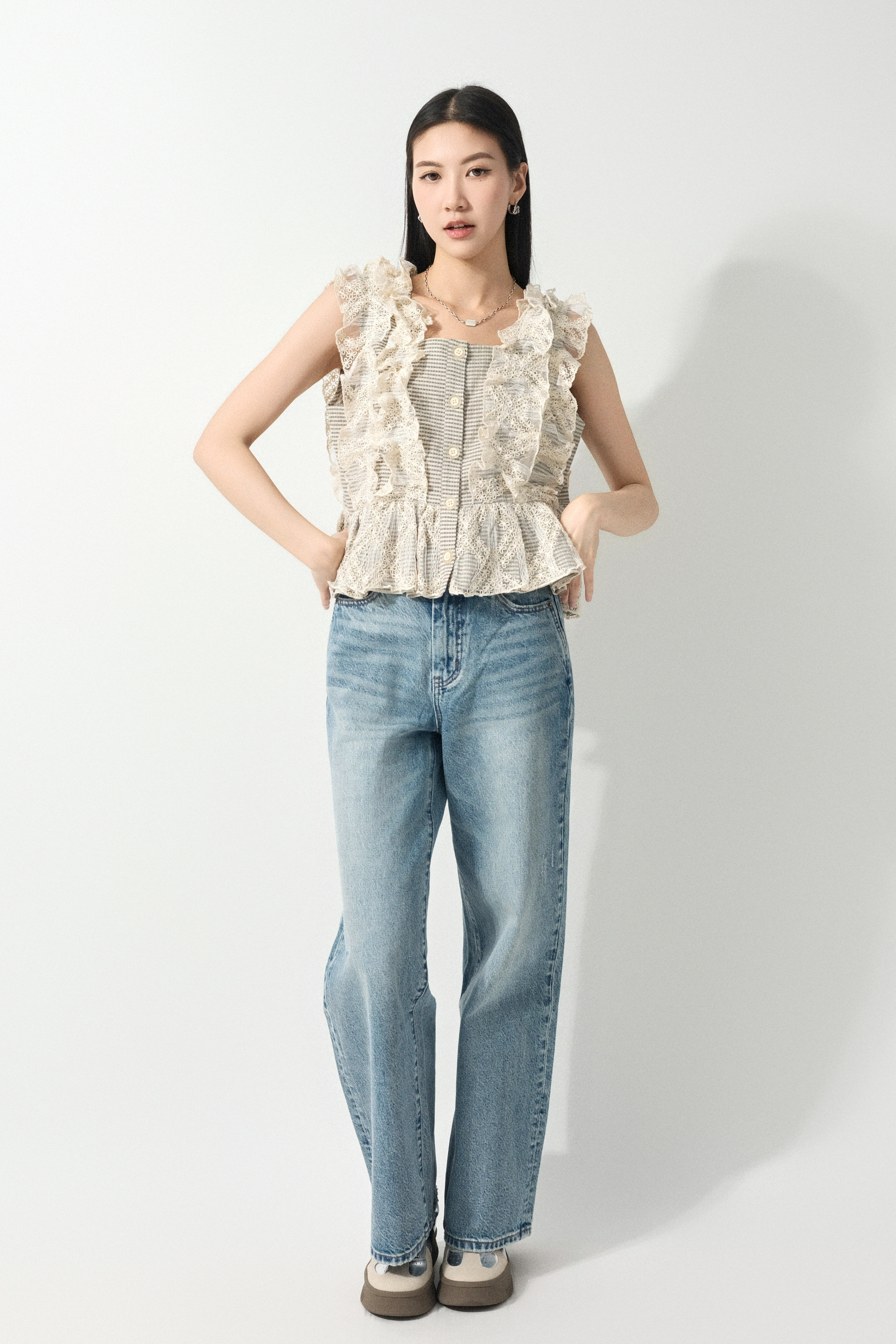 荷葉繡花邊格仔娃娃背心 (預購產品）