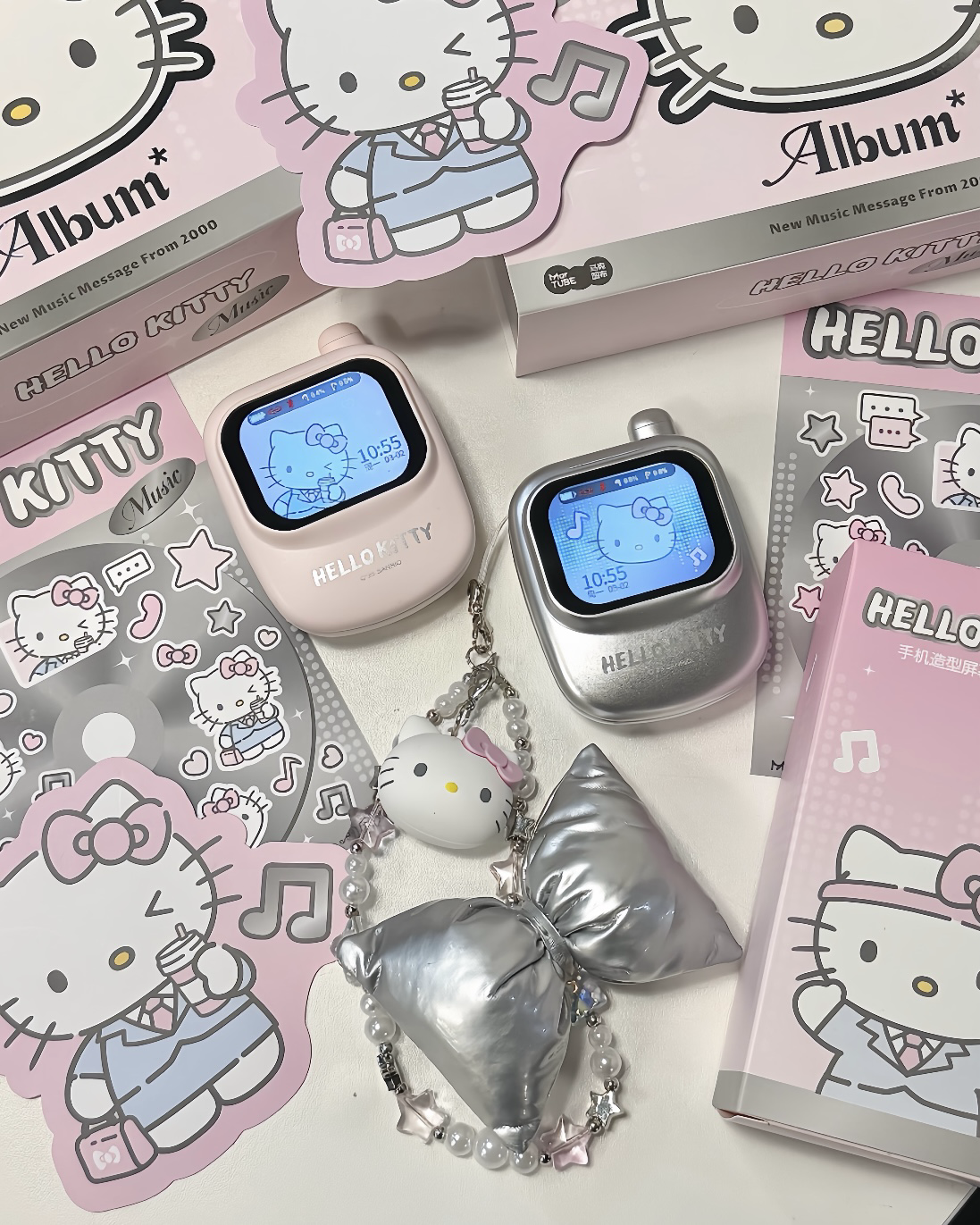 <正版授權>Hello Kitty 翻蓋手機造型 螢幕 藍牙耳機 禮盒