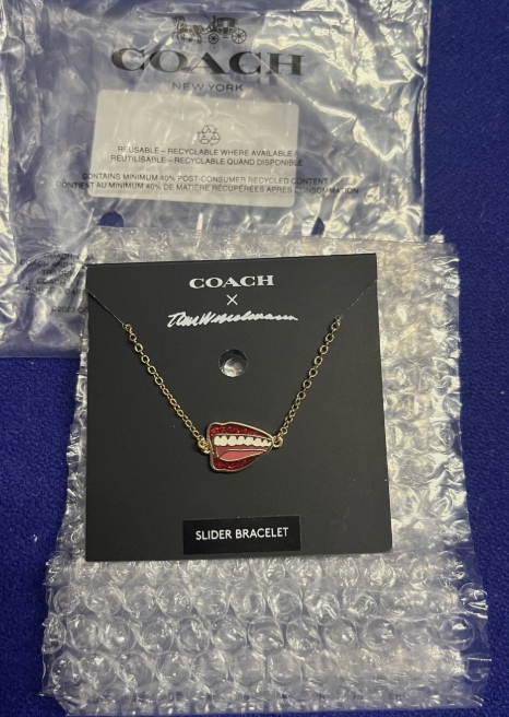 [S] COACH CL230 X TOM WESSELMANN LIPS PENDANT SLIDER BRACELET,GOLD/RED, 889295544167 (SCO691)
