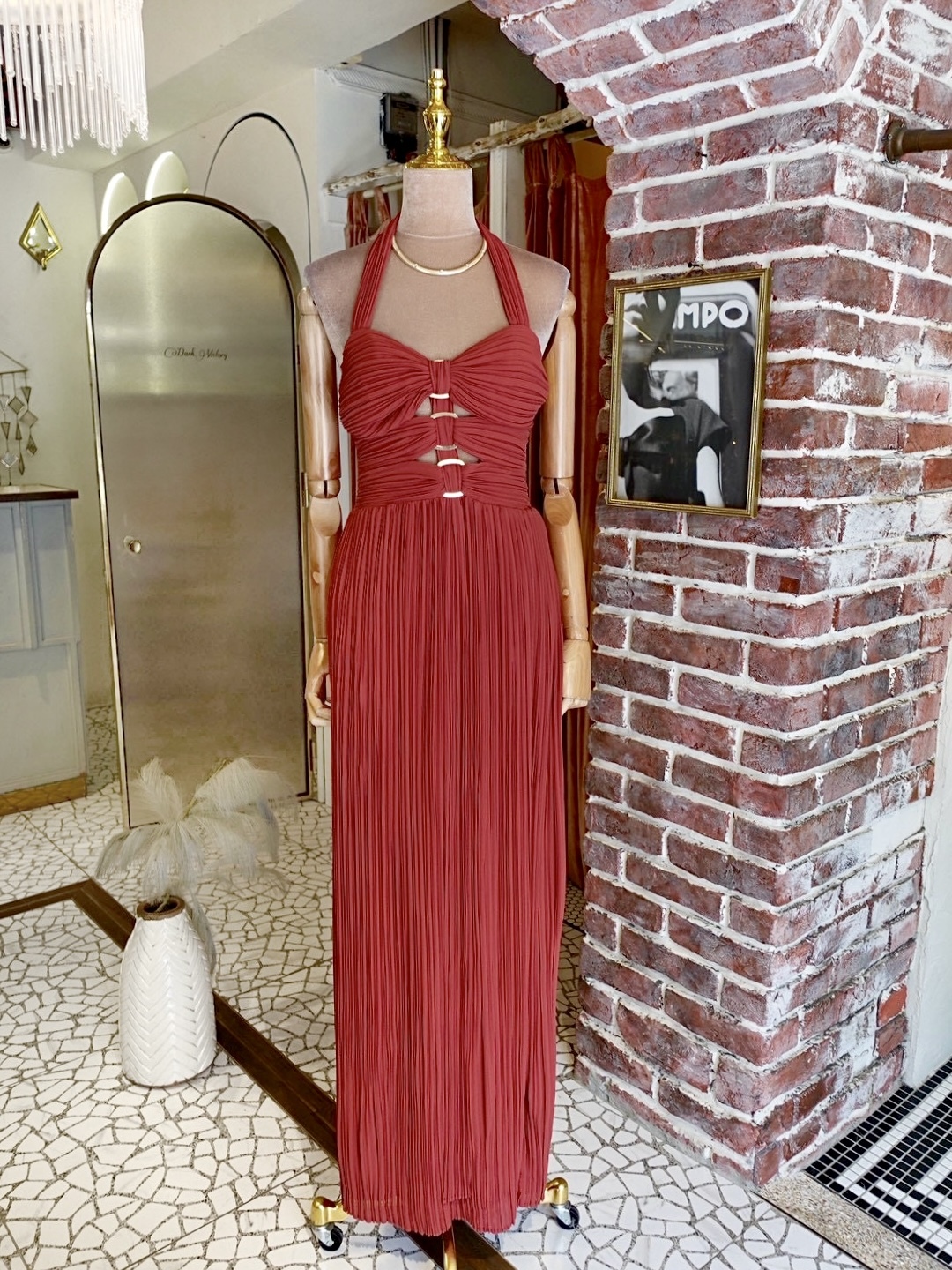 Goddess瑪莎拉葡萄酒色壓褶金環開衩長洋裝