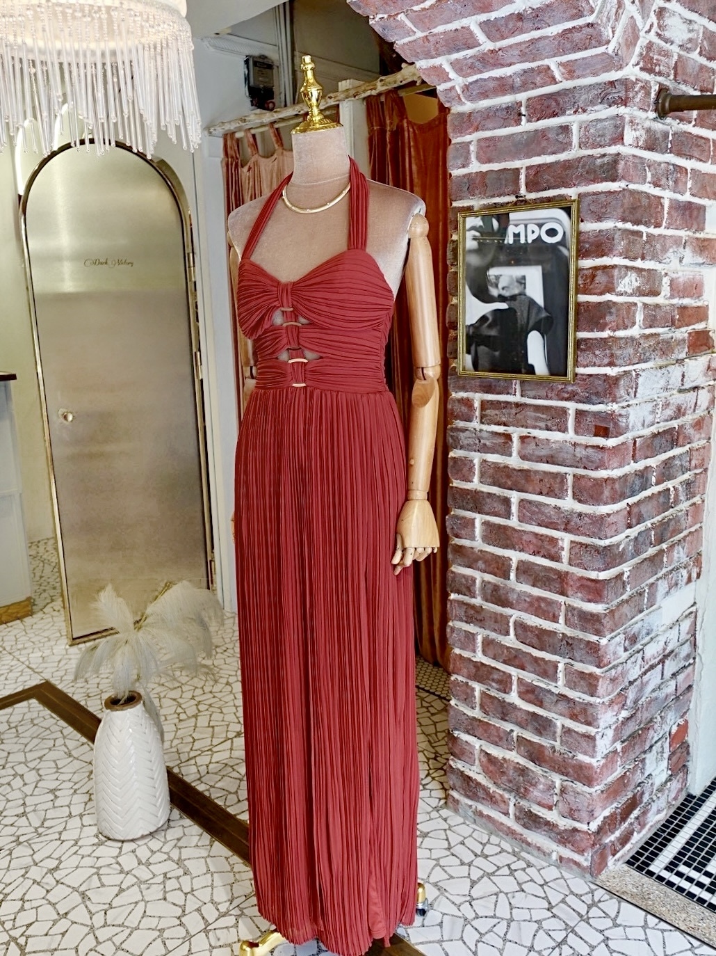 Goddess瑪莎拉葡萄酒色壓褶金環開衩長洋裝
