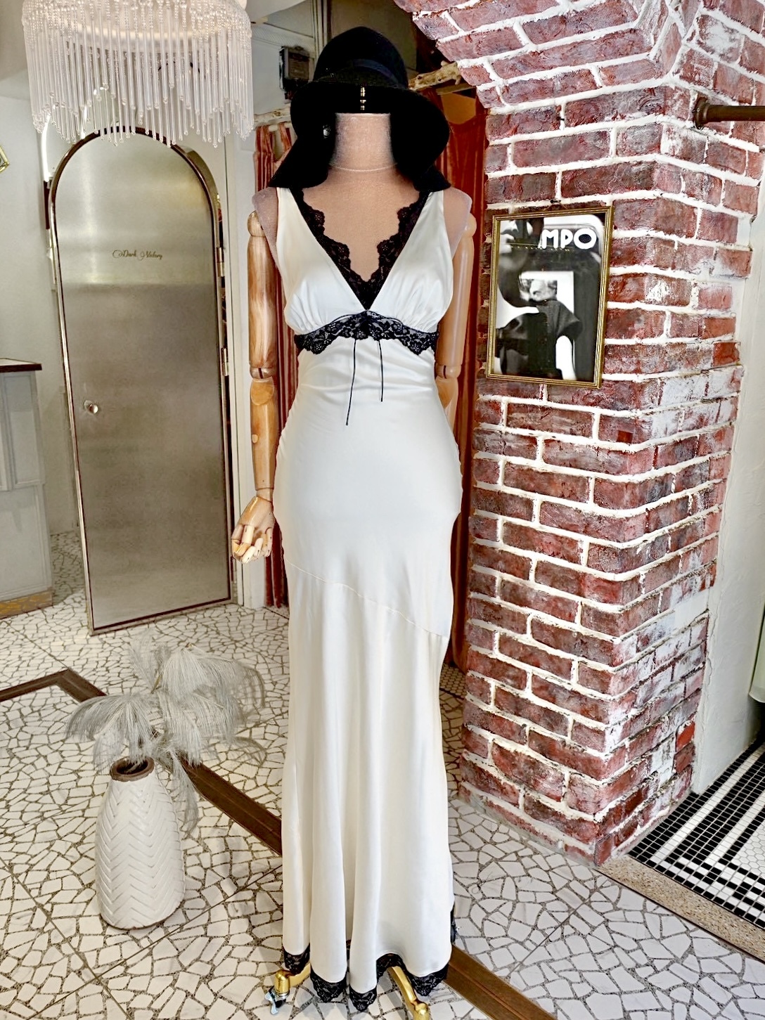 White Satin白色黑蕾絲緞面Maxi Dress