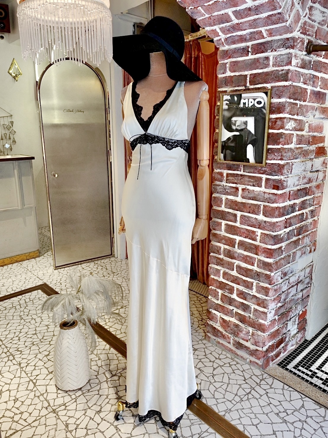 White Satin白色黑蕾絲緞面Maxi Dress