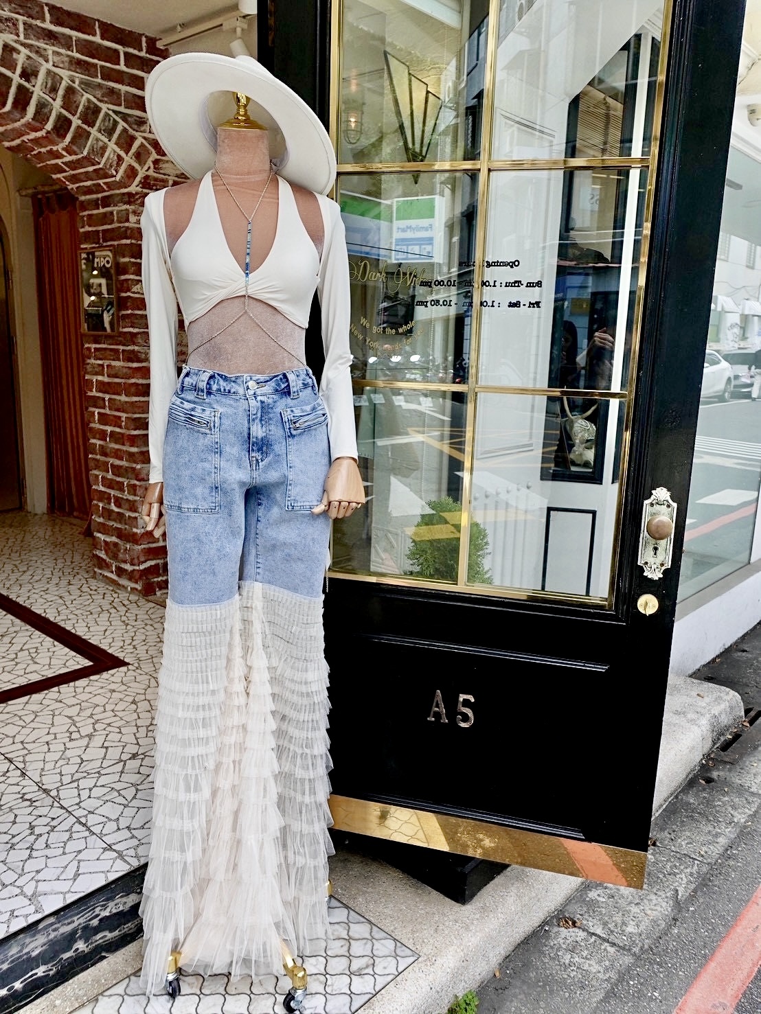 Hot Summer白色扭結繞脖長袖短上衣