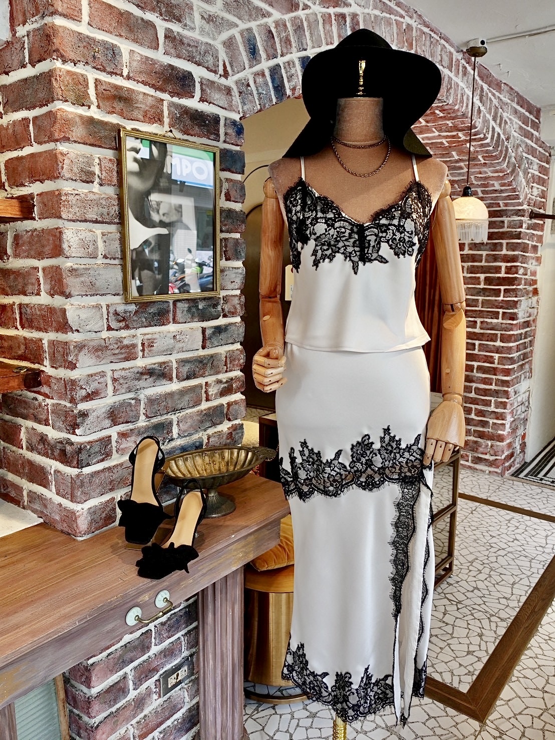 Cream奶油白色緞面蕾絲上衣+高腰開叉 Midi Skirt