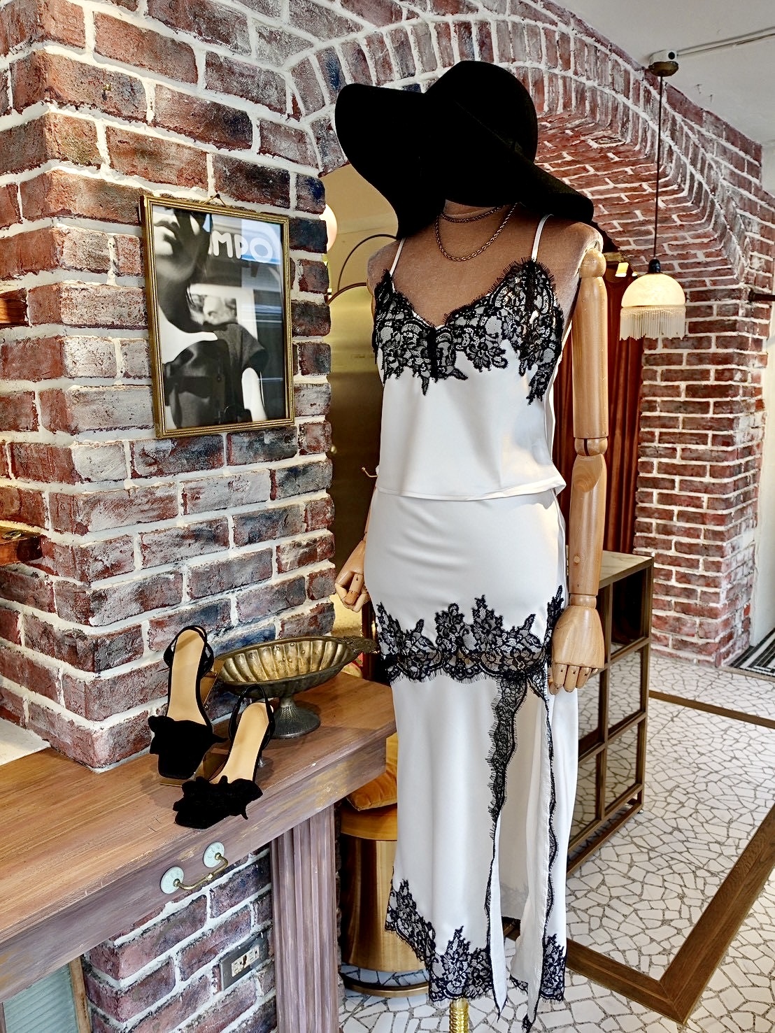 Cream奶油白色緞面蕾絲上衣+高腰開叉 Midi Skirt