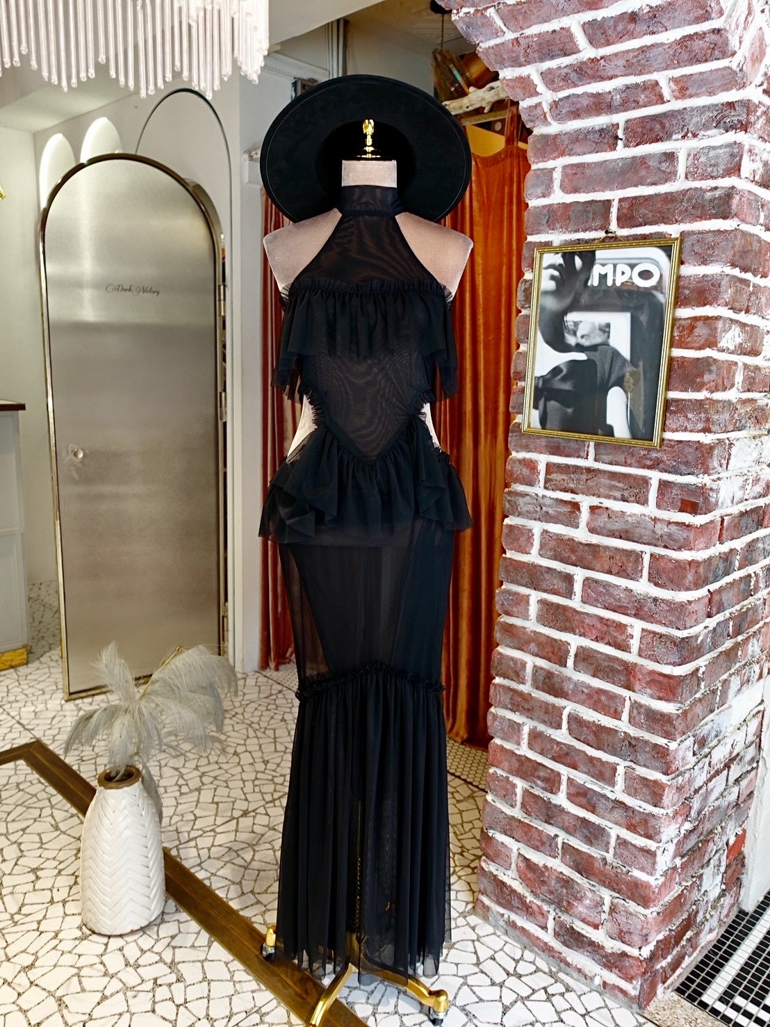 Hot Black黑色削肩Cutout荷葉露腰Dress