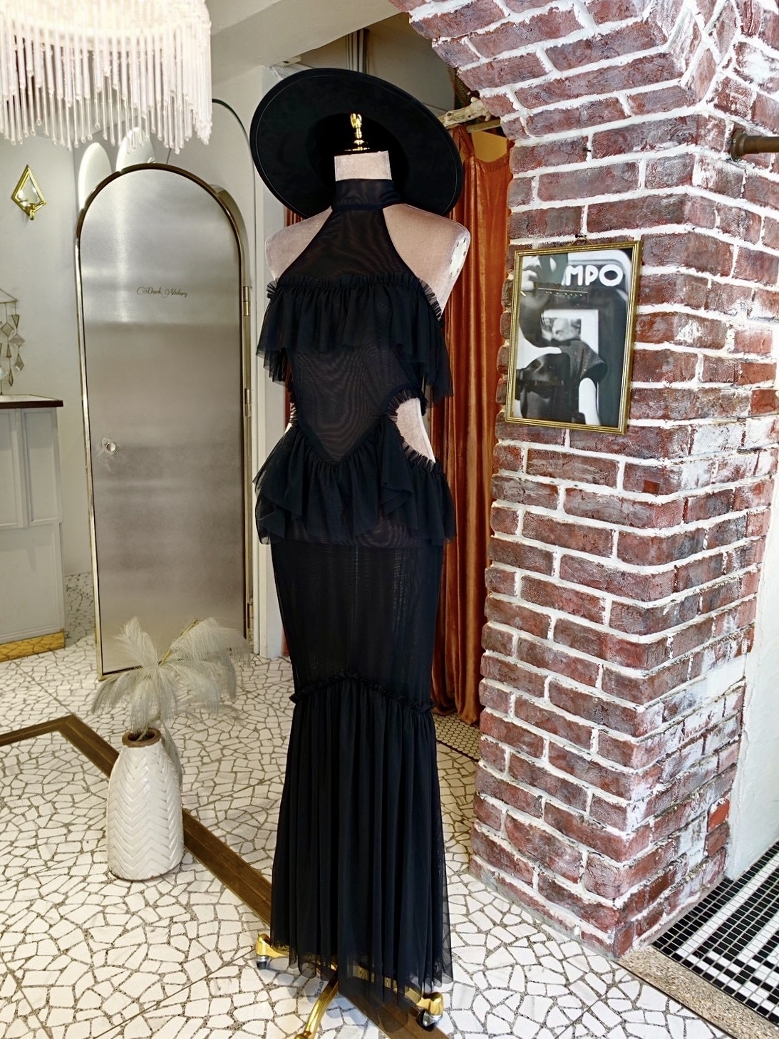 Hot Black黑色削肩Cutout荷葉露腰Dress