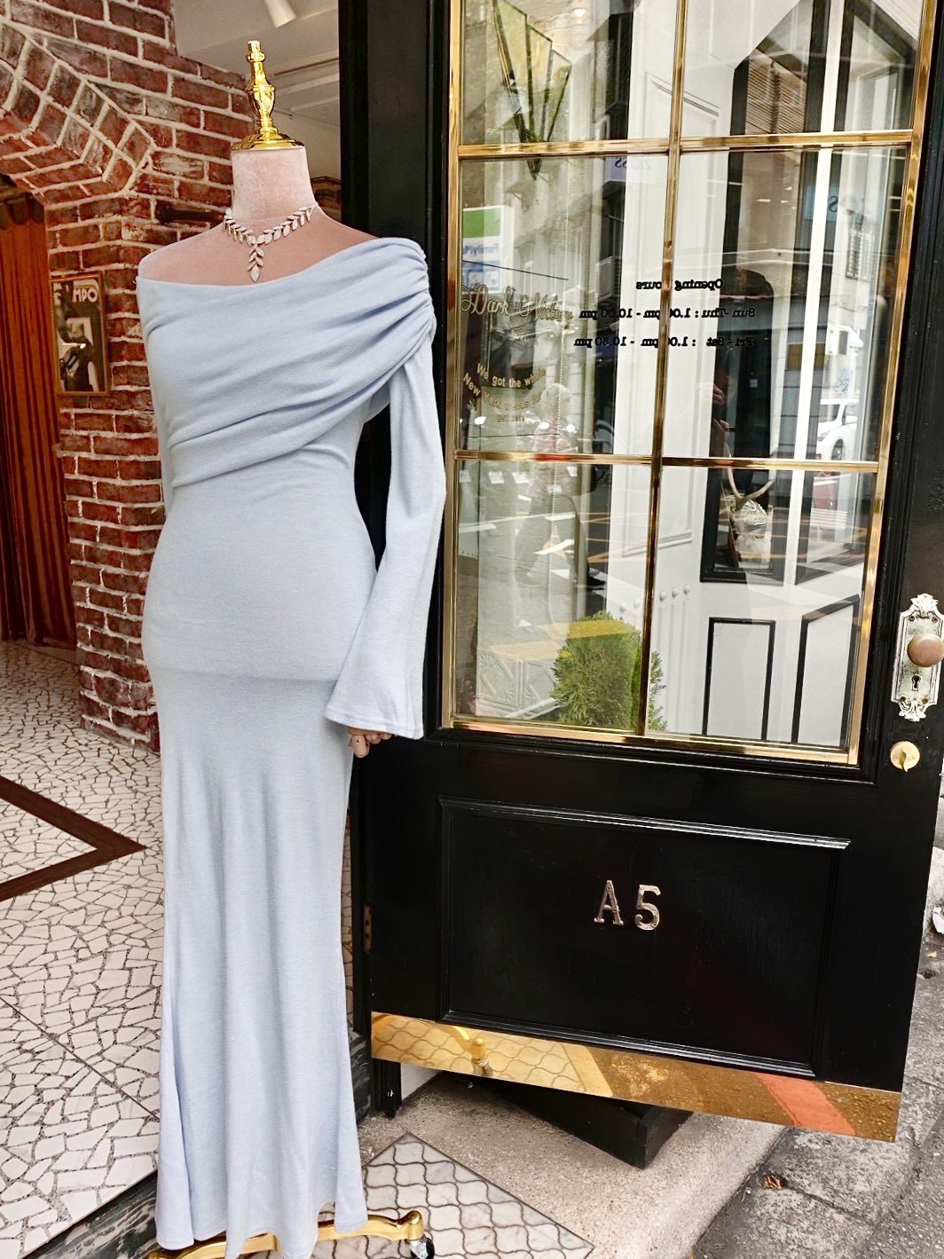 Light Blue淡藍色露肩抽縐大翻領