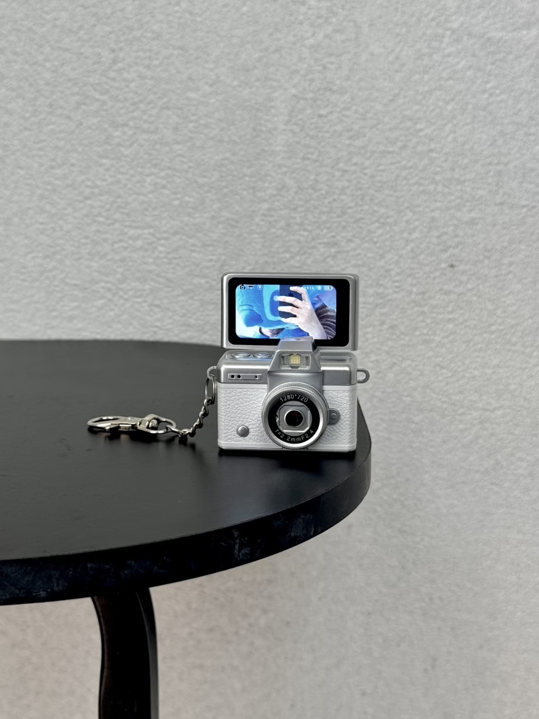 【預購】超迷你可翻轉螢幕相機 1.47吋螢幕 4800萬像素 項鍊相機 自拍 風格濾鏡 補光燈 吊飾 [贈32GB卡]