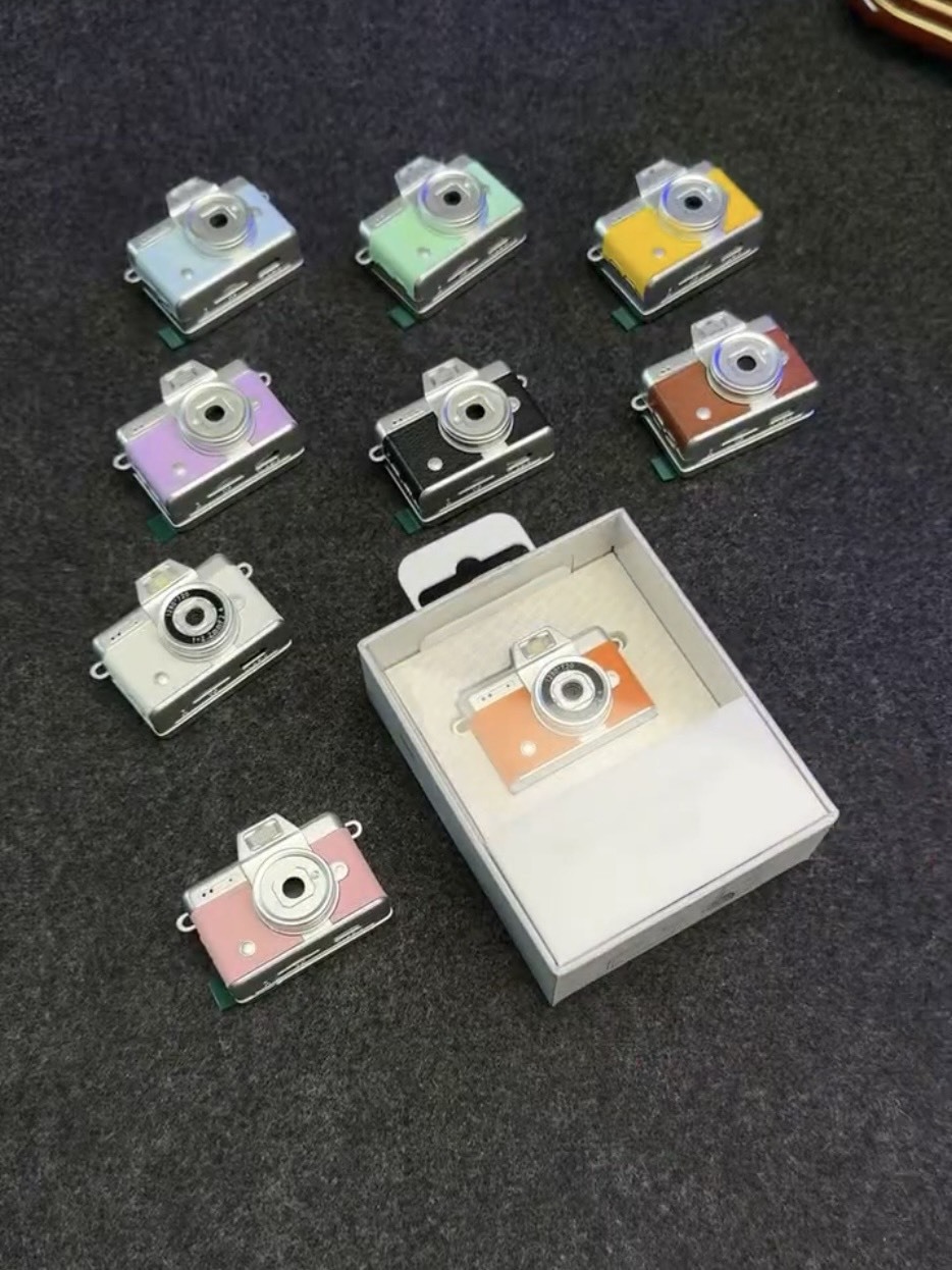 【預購】超迷你可翻轉螢幕相機 1.47吋螢幕 4800萬像素 項鍊相機 自拍 風格濾鏡 補光燈 吊飾 [贈32GB卡]