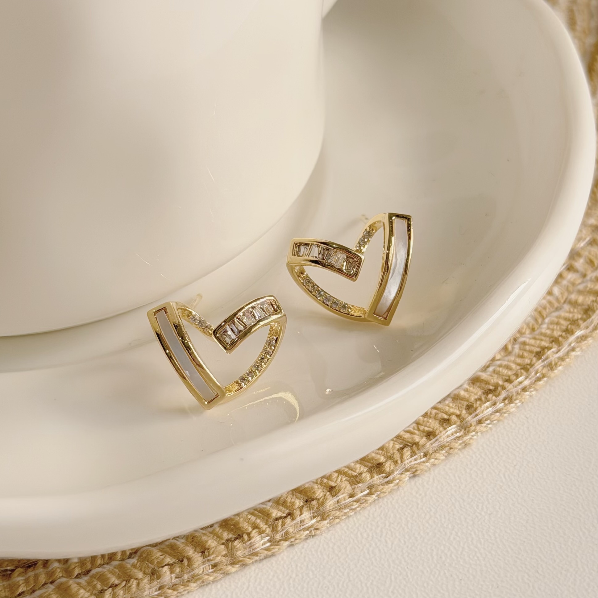 A294白貝鋯石愛心耳貼