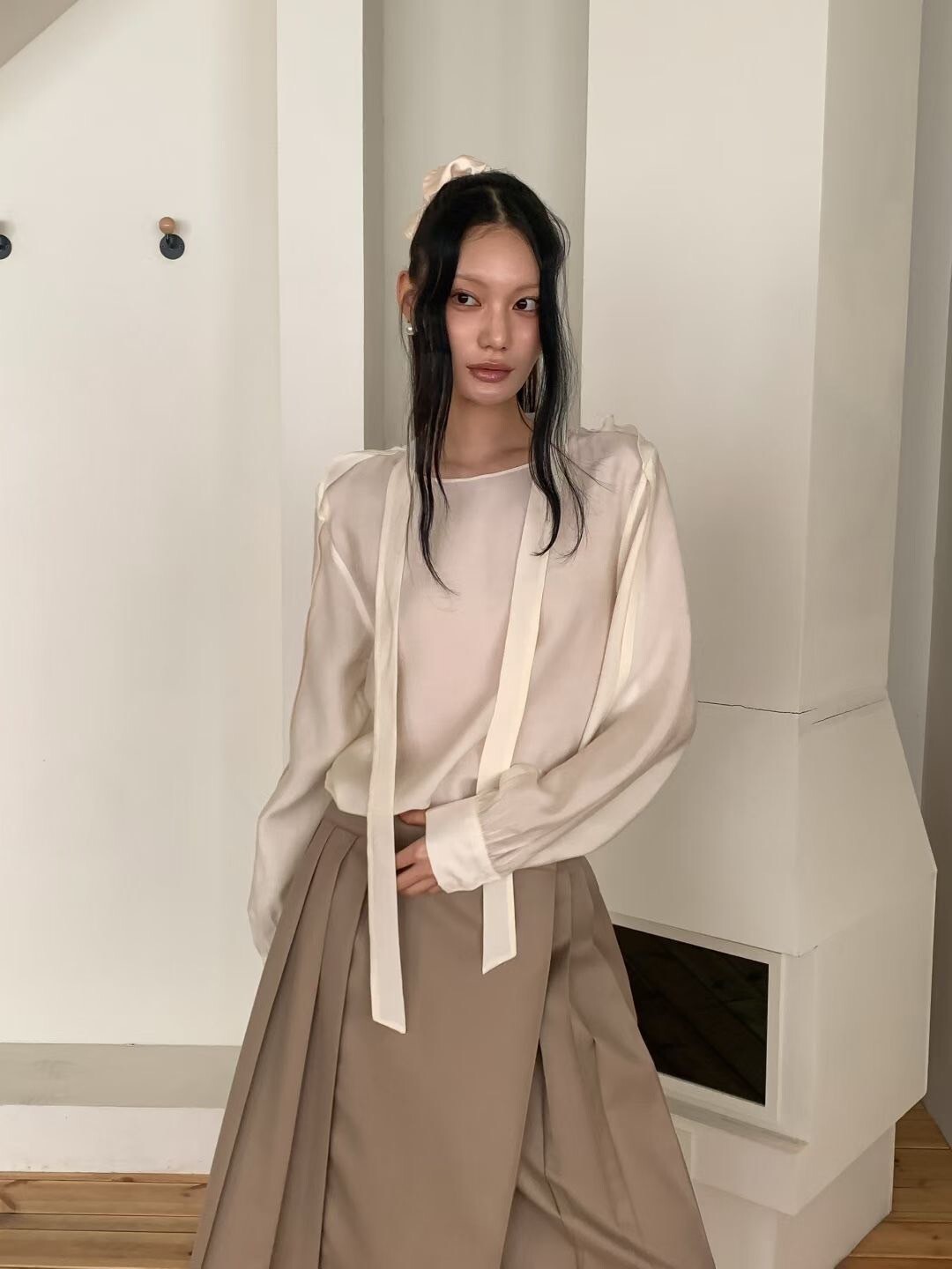 微光澤感繞脖領巾造型圓領上衣 / 2色