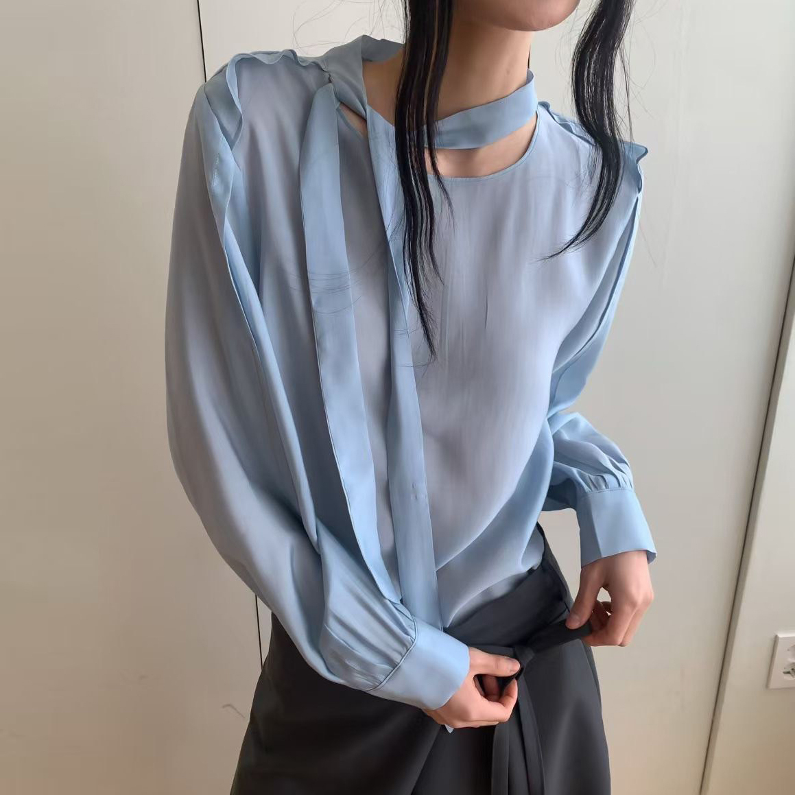 微光澤感繞脖領巾造型圓領上衣 / 2色