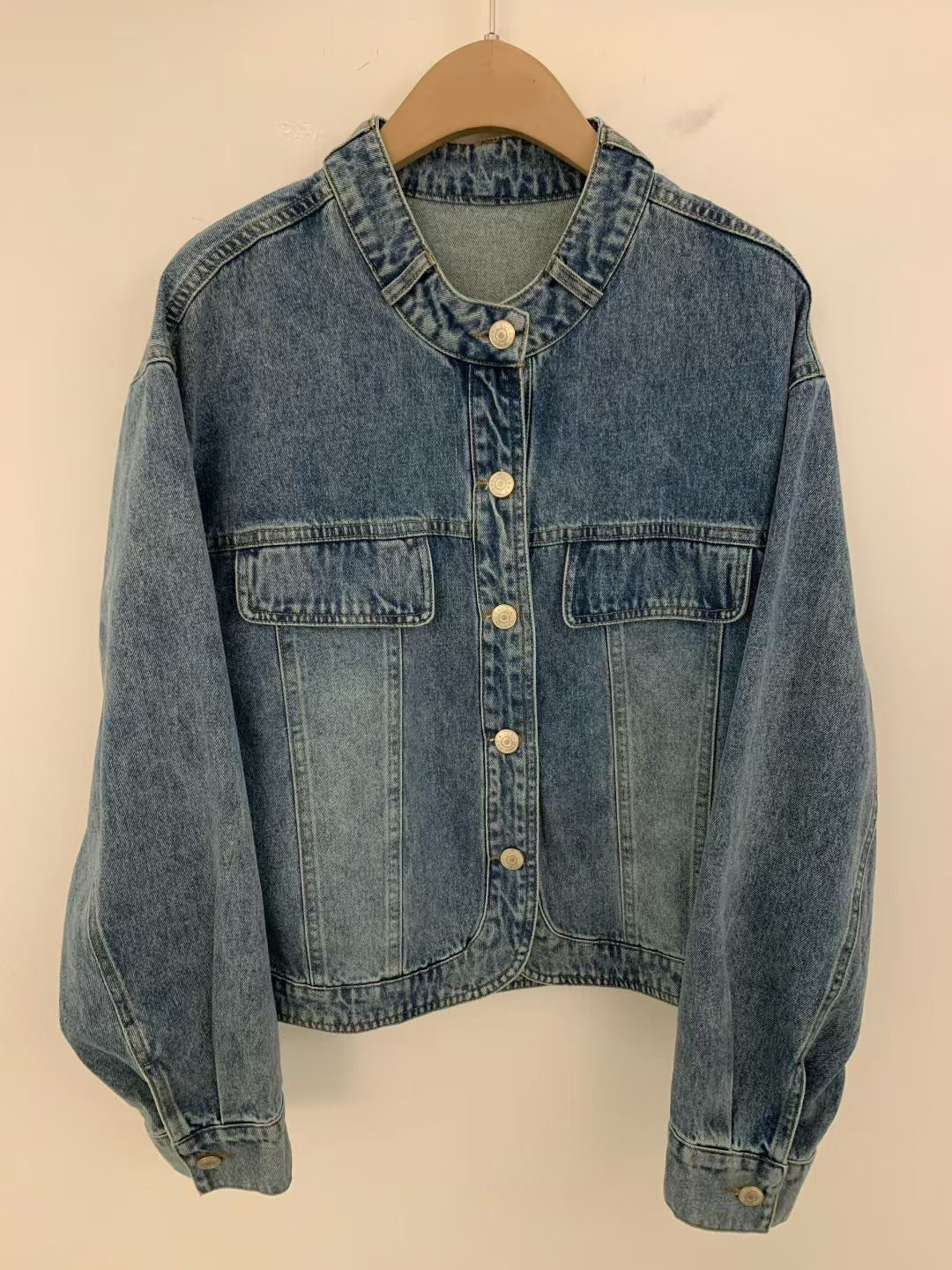 復古感微刷色圓領排釦牛仔外套