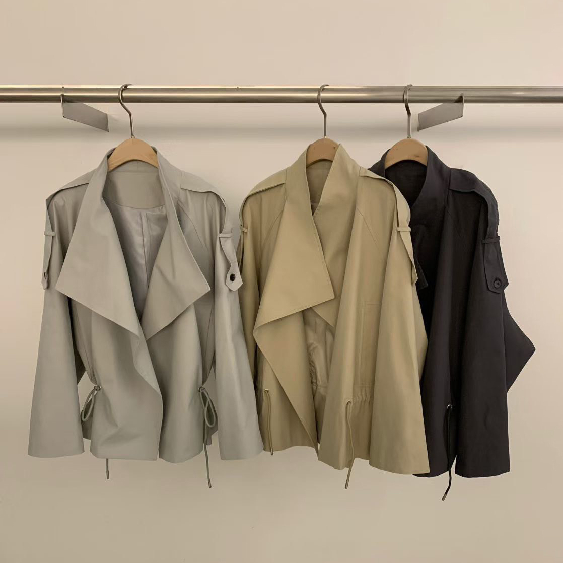 英倫感大領片縮腰造型短版風衣外套 / 3色