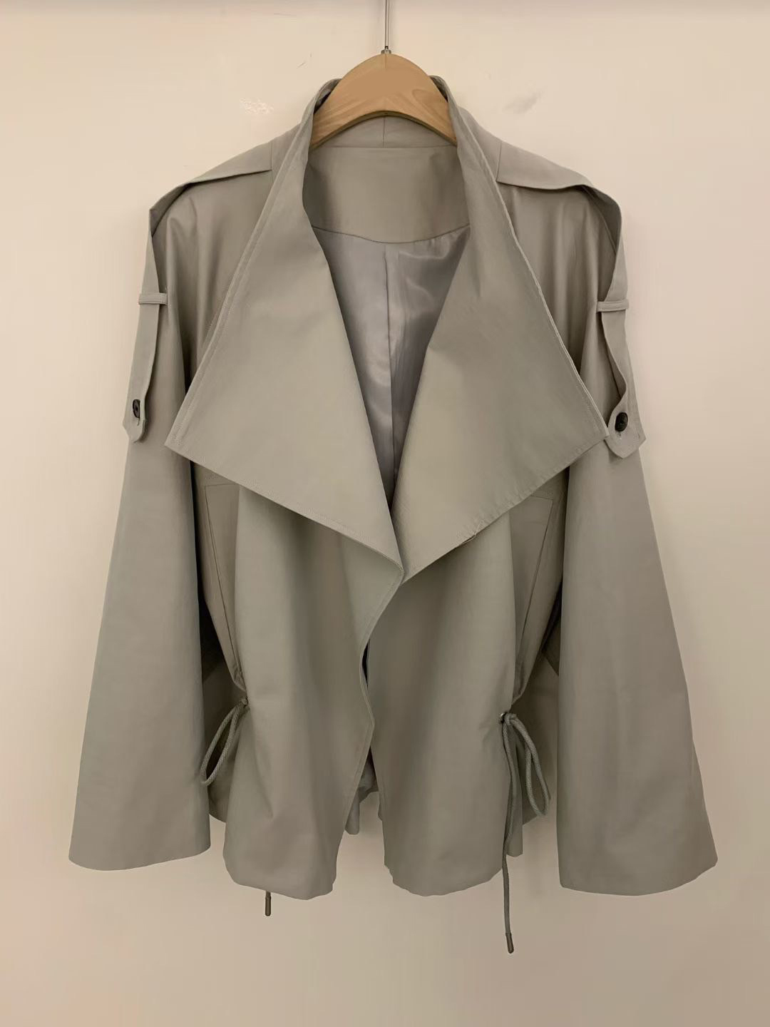 英倫感大領片縮腰造型短版風衣外套 / 3色