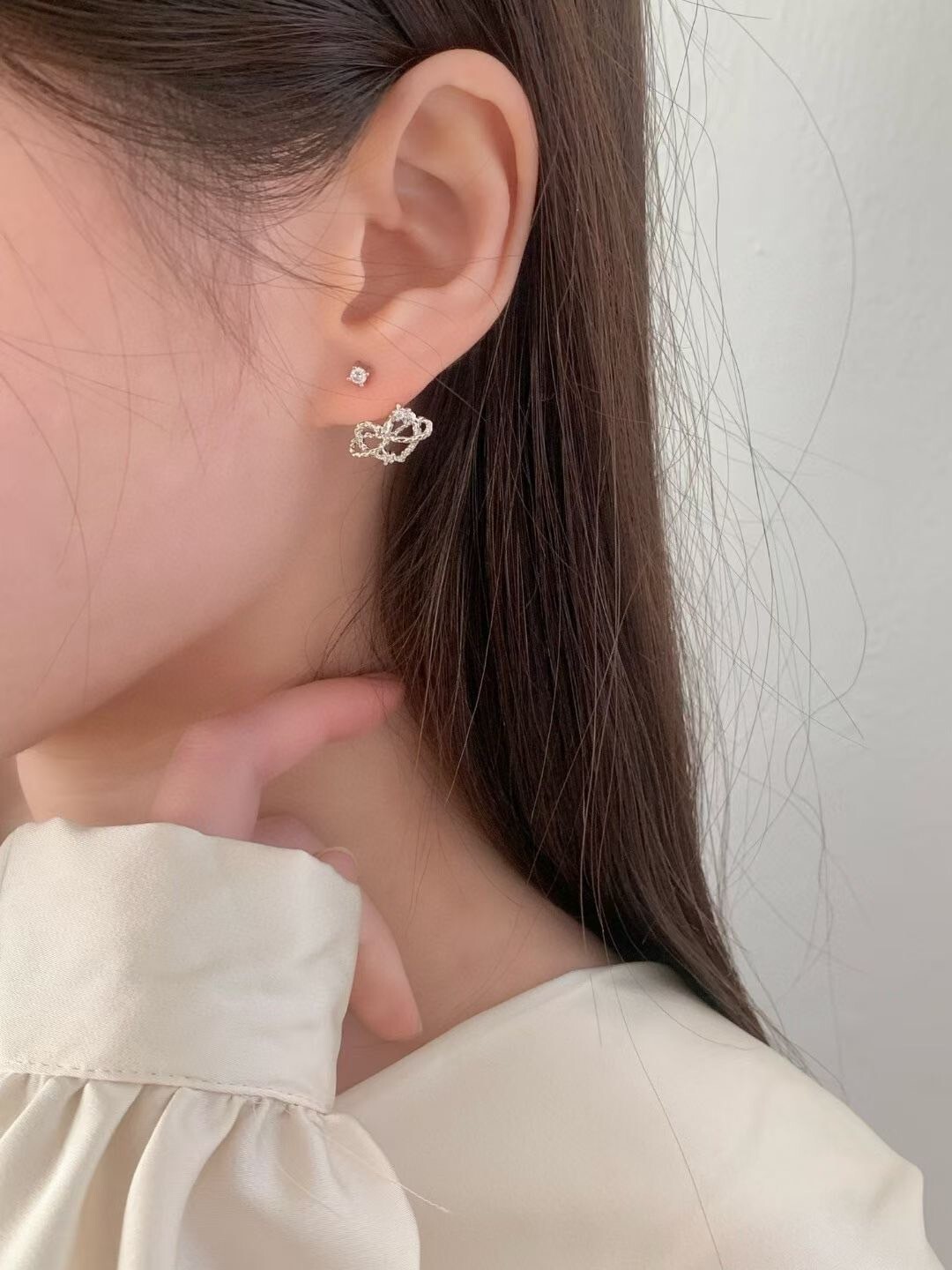 質感銀單鑽接線條環繞愛心耳環