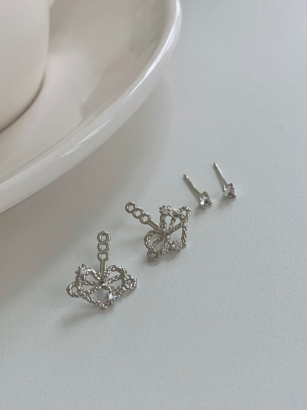 質感銀單鑽接線條環繞愛心耳環