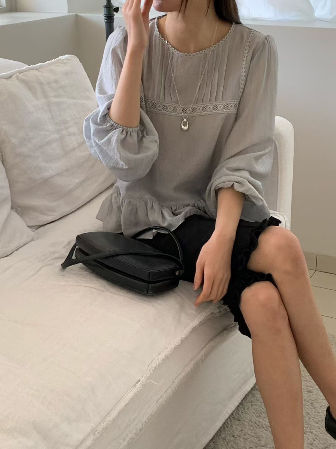 宮廷風滾邊壓摺感荷葉下擺圓領上衣 / 2色