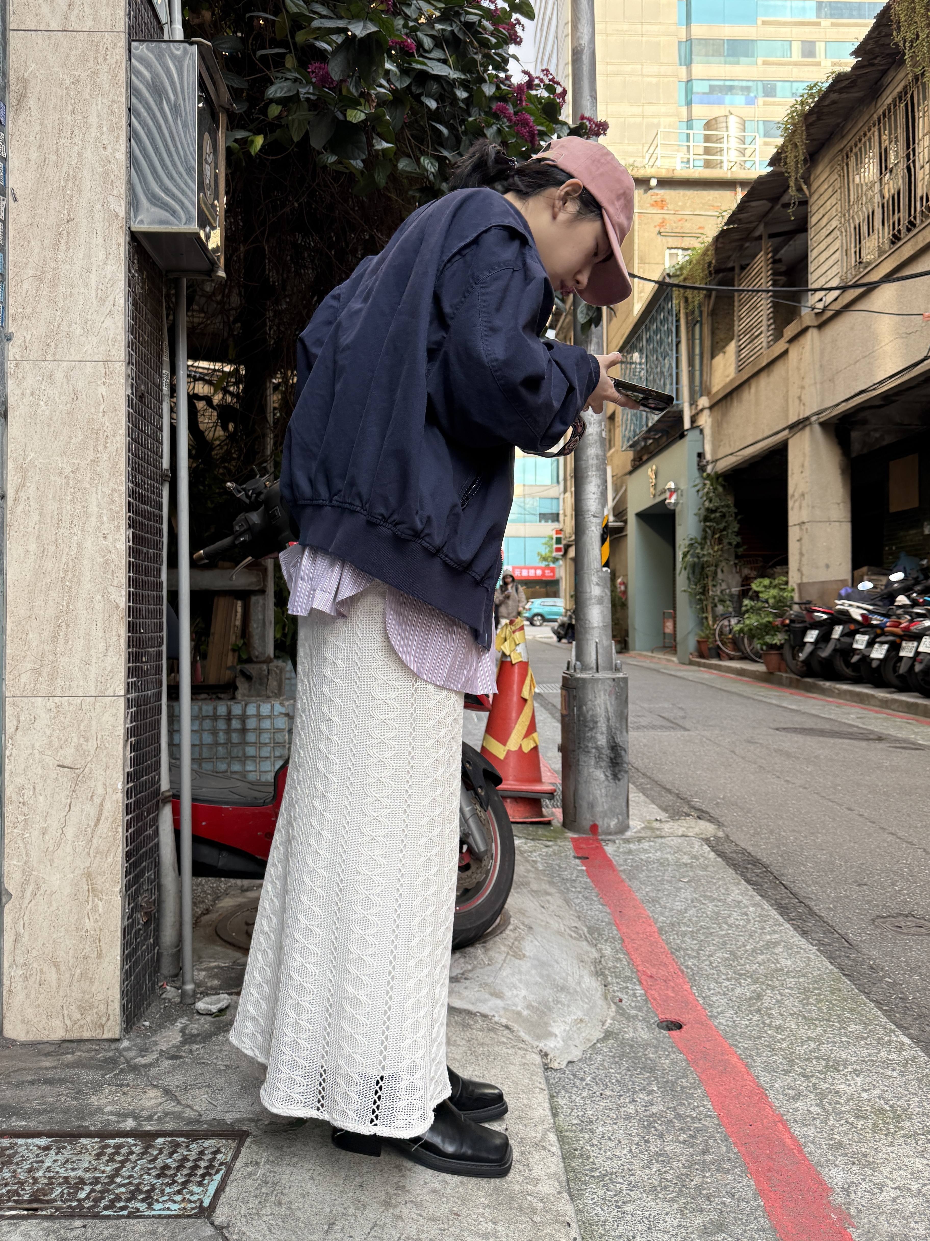 走路自帶風！鏤空針織長裙 (白)
