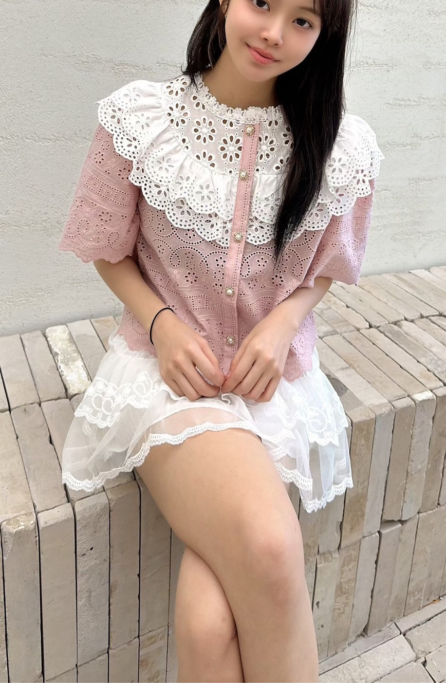 白洞洞花蕾絲襯衫
