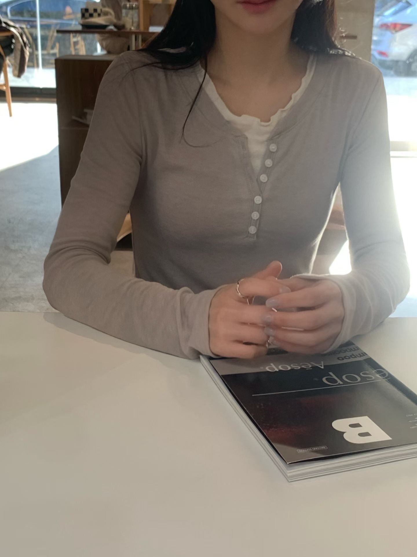 Button contrast just fit tee