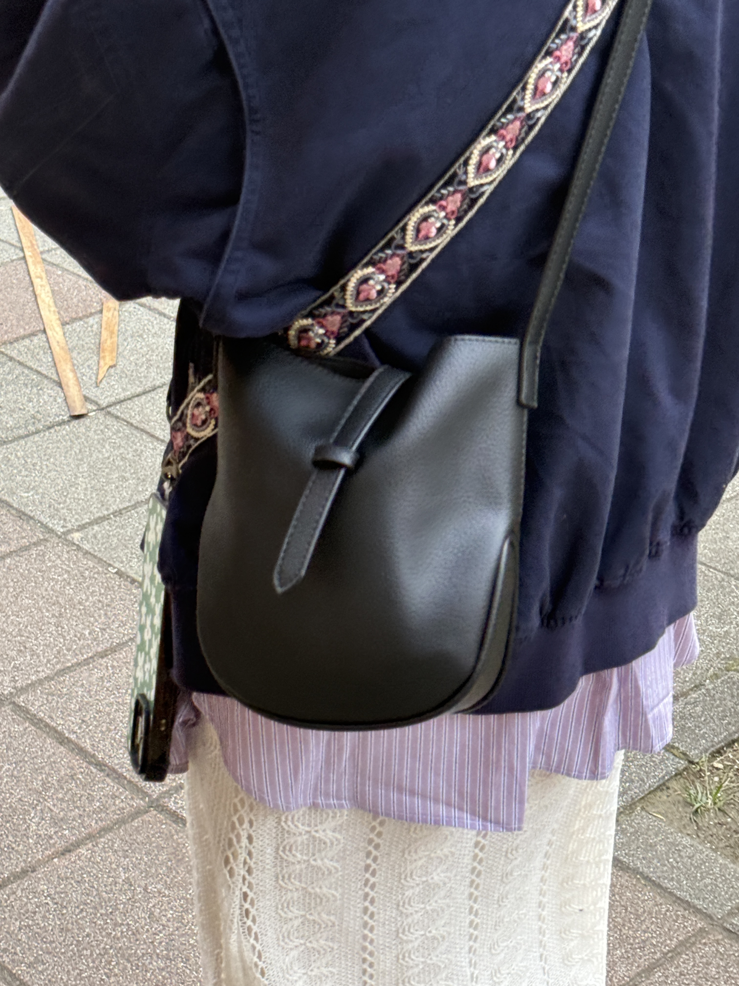 圓圓可愛!皮質磁扣側背包 (黑)