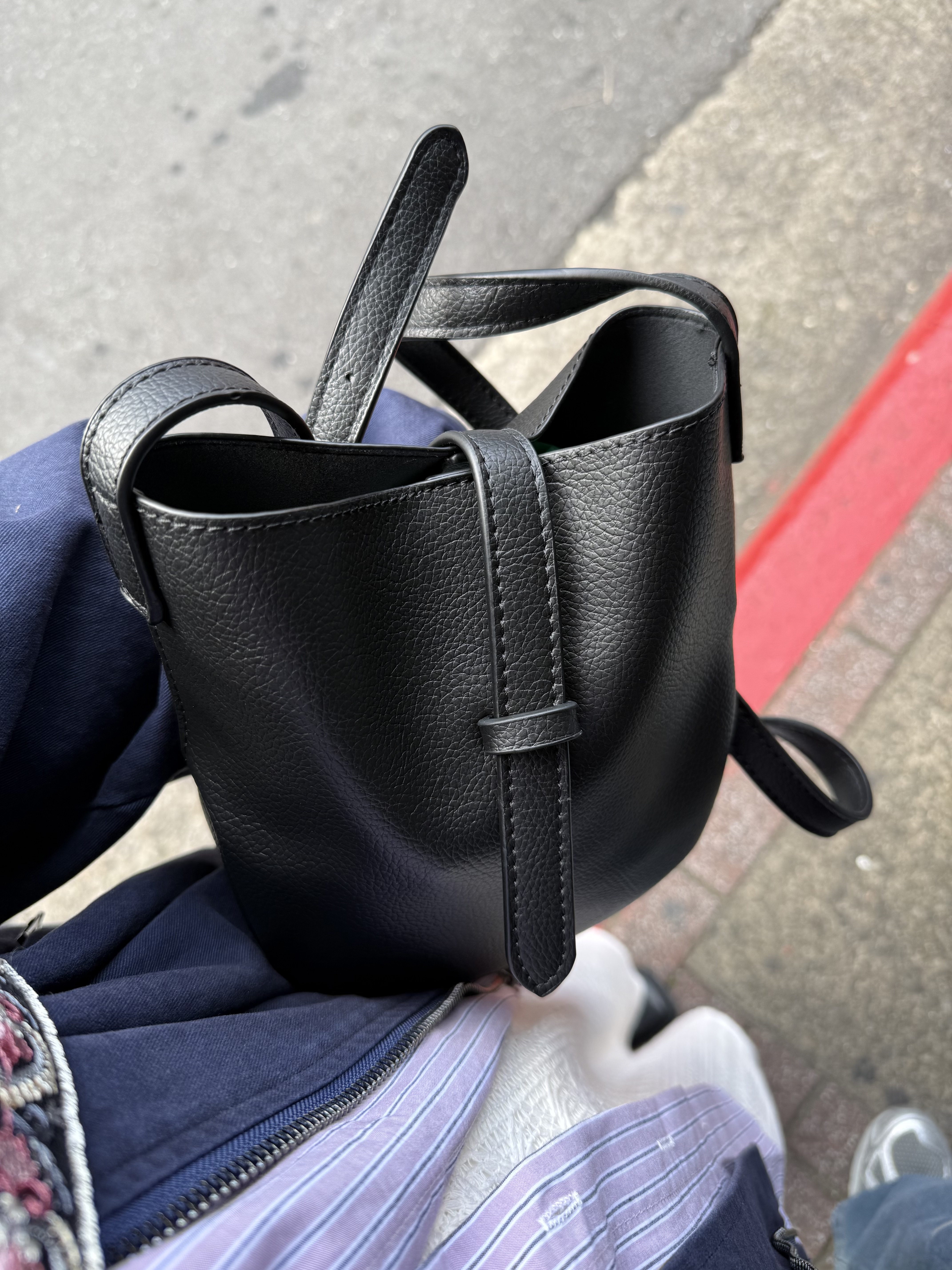 圓圓可愛!皮質磁扣側背包 (黑)