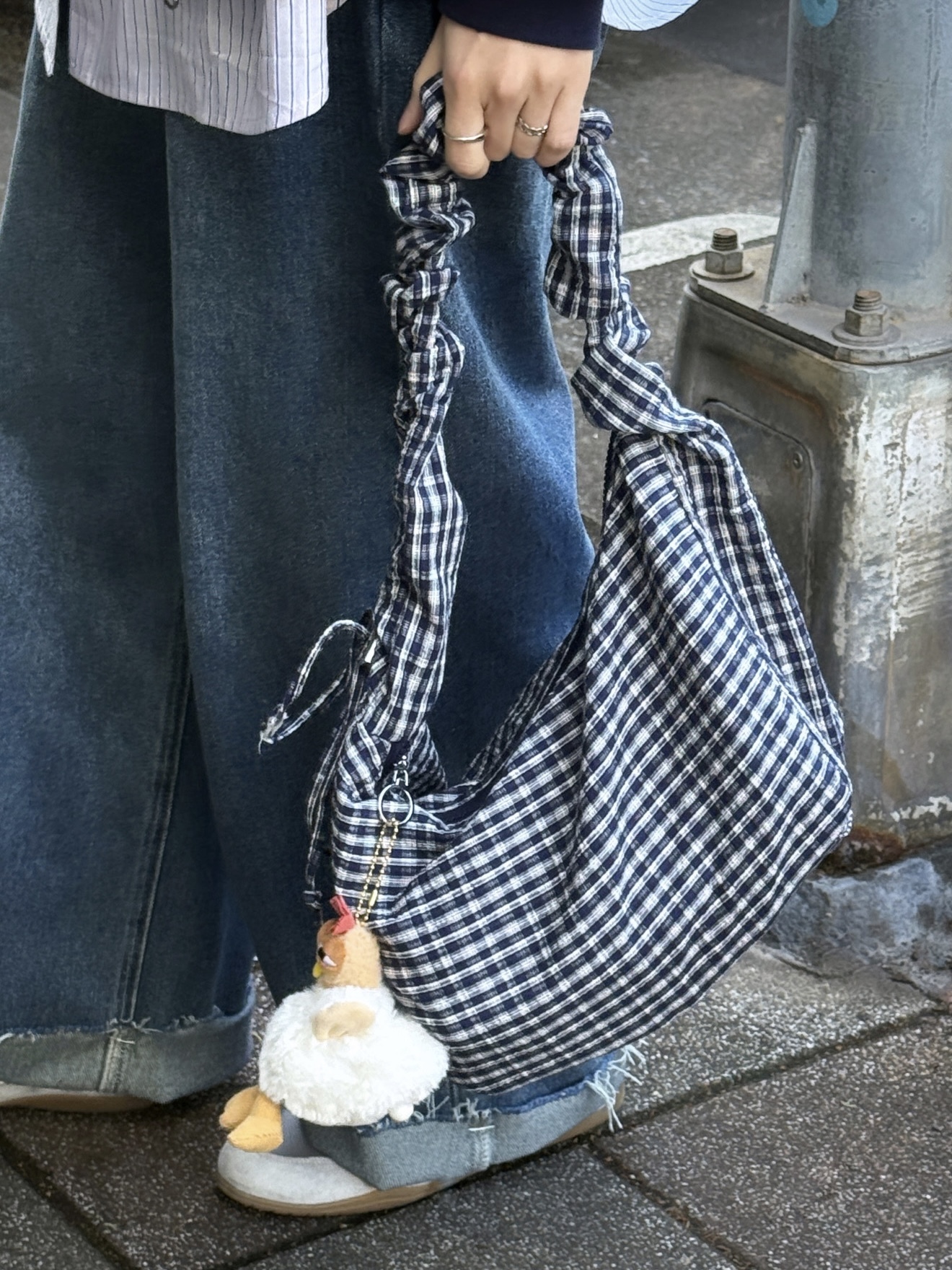 格紋抓皺背帶肩背包 (深藍)