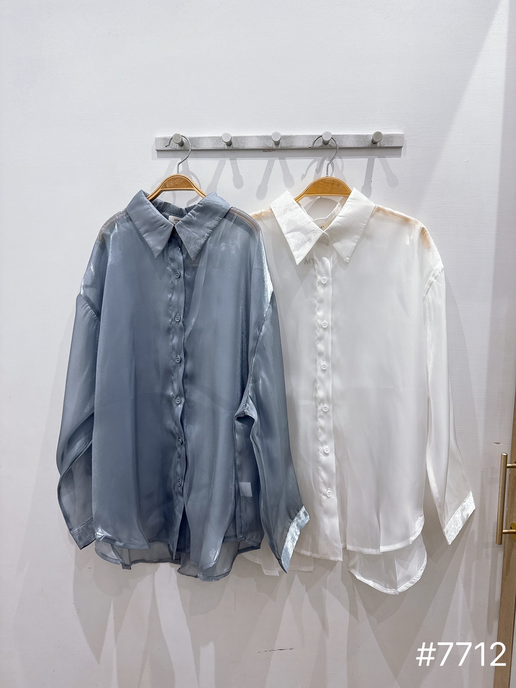 光澤感後綁帶襯衫（稍微有車縫線感）