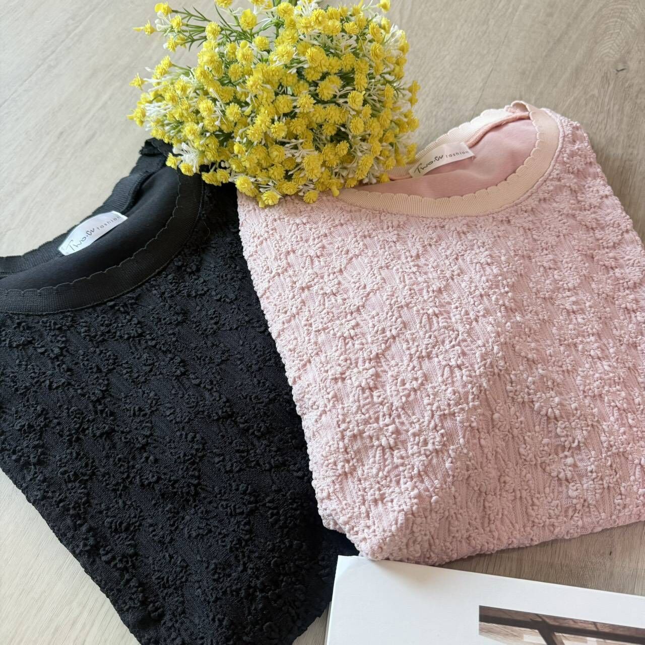 A8154-袖網紗立體花壓紋上衣