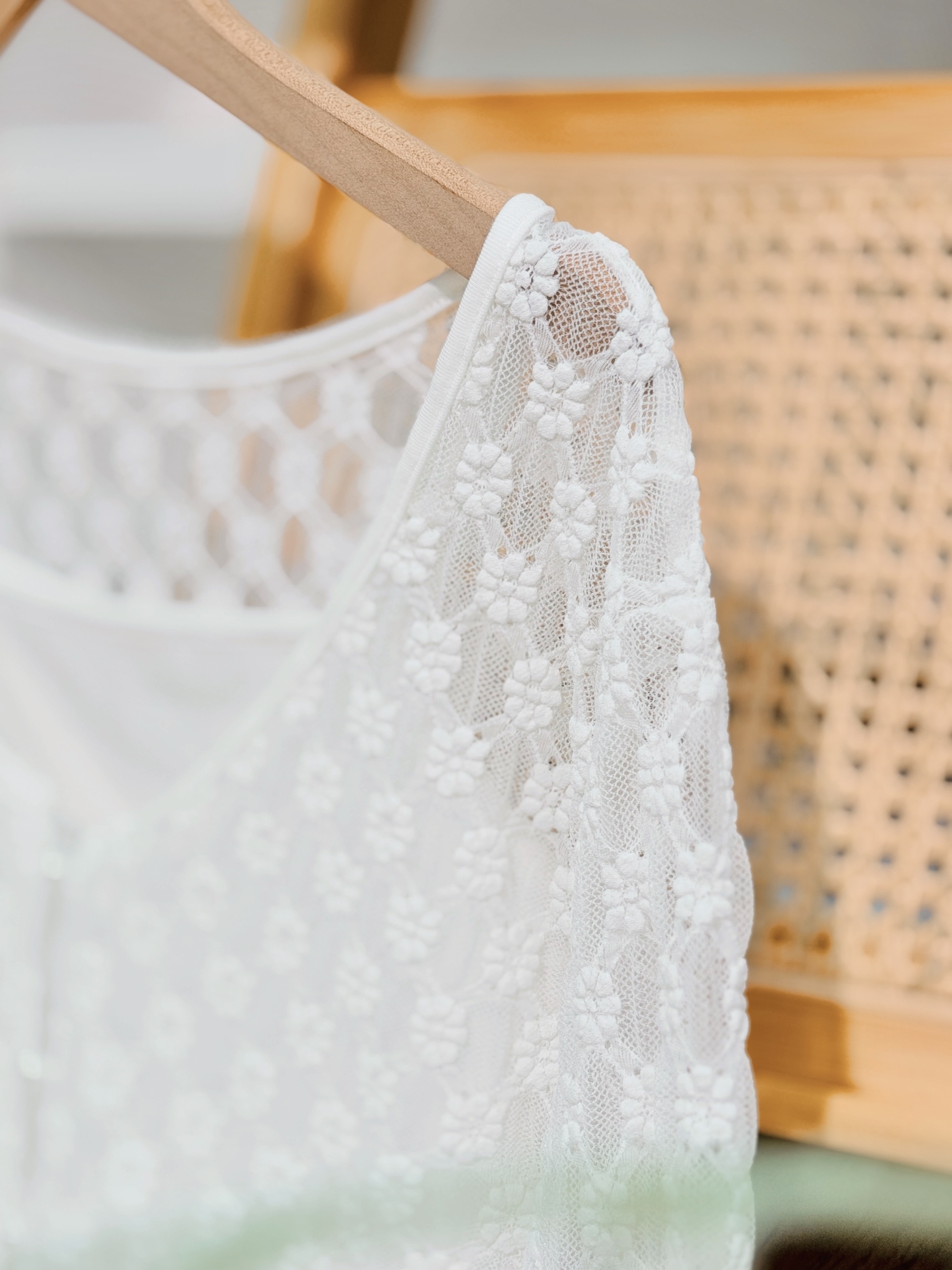 白色 / 小花透膚珍珠鈕兩件套 / Pearl Button Floral Lace Cardigan & Cami Set