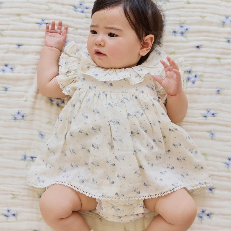 （預購）JAMIEKAY 小藍花蕾絲拼接荷葉領包屁衣 Organic Cotton Muslin Frannie Playsuit - Molly Blue