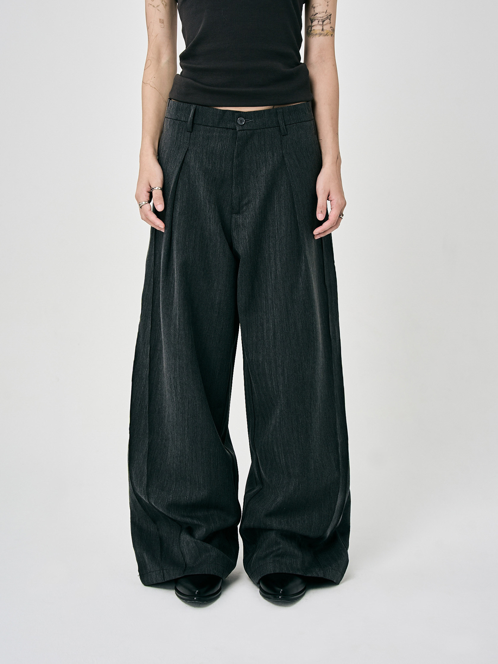 垂墜雙摺寬版西裝褲-黑