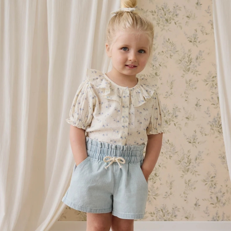 （預購）JAMIEKAY 小藍花荷葉領排釦短袖上衣 Organic Cotton Muslin Alora Top - Molly Blue