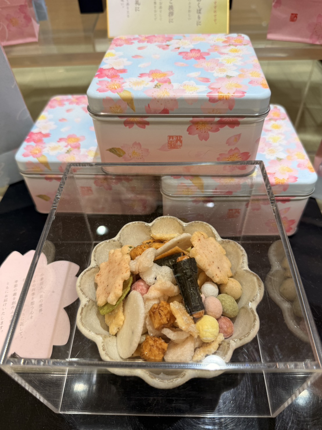 (預購商品) 日本 小倉山莊 春季陽光限定版 綜合仙貝鐵盒 95g 附紙袋