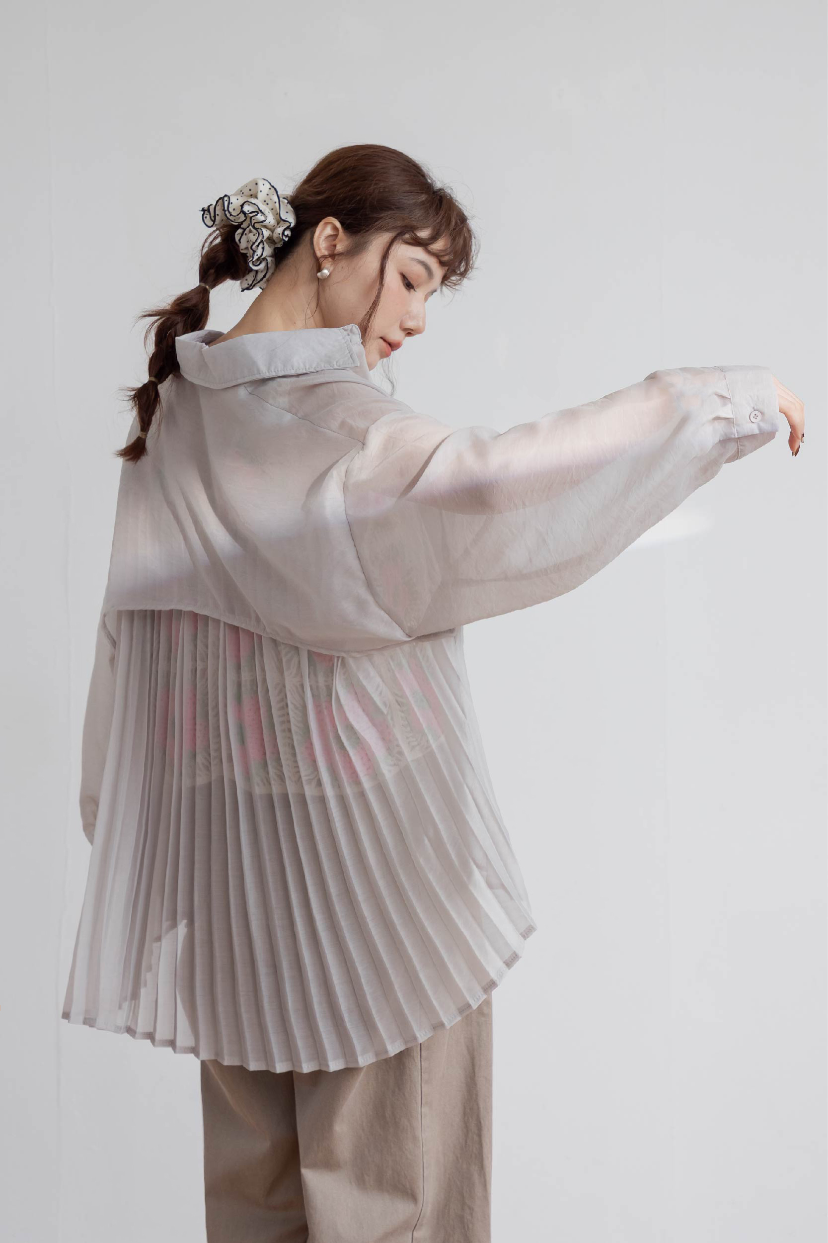 微透肌理後百褶襯衫