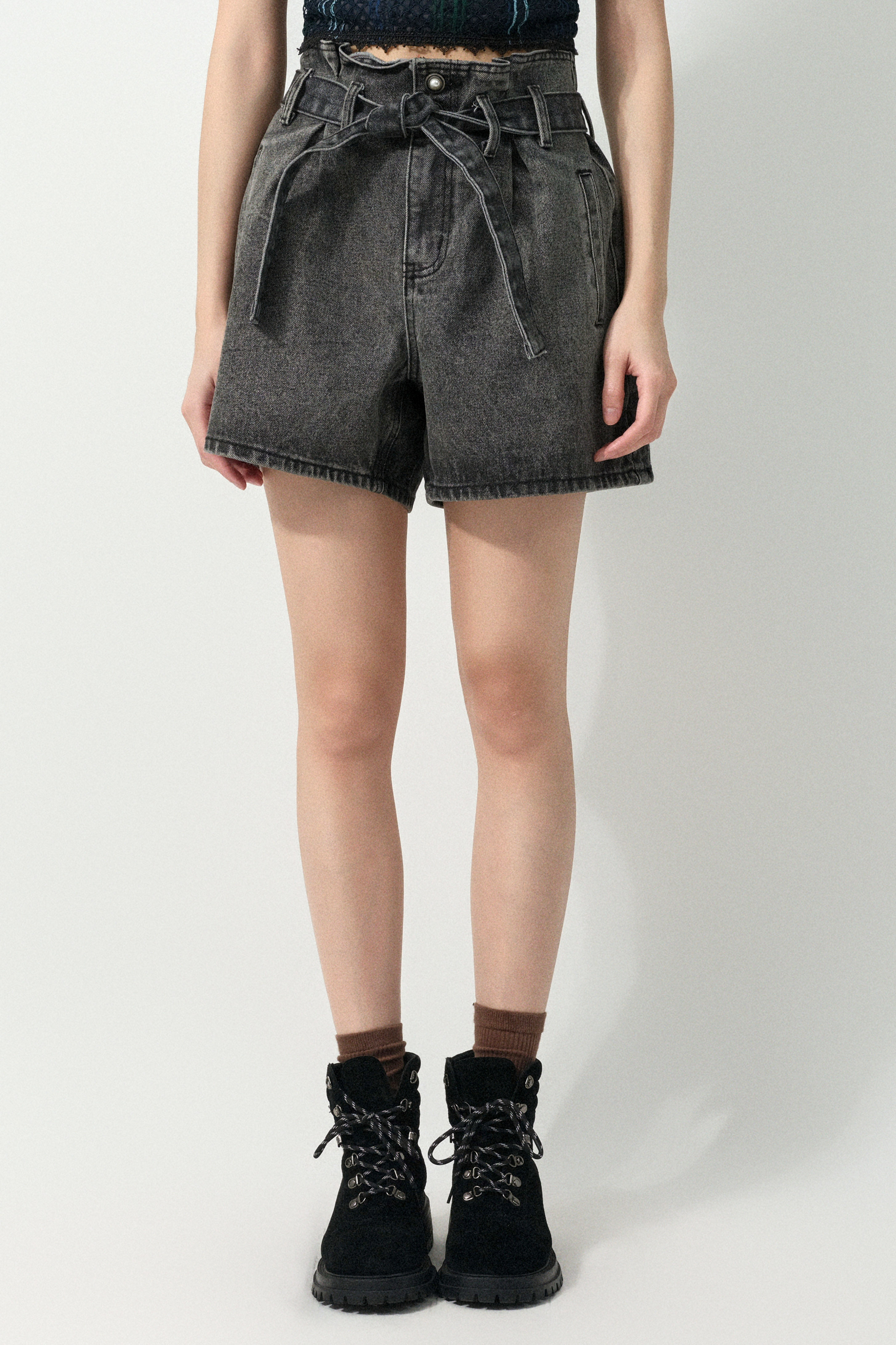 珠鈕綁腰帶A形牛仔短褲（預購產品）