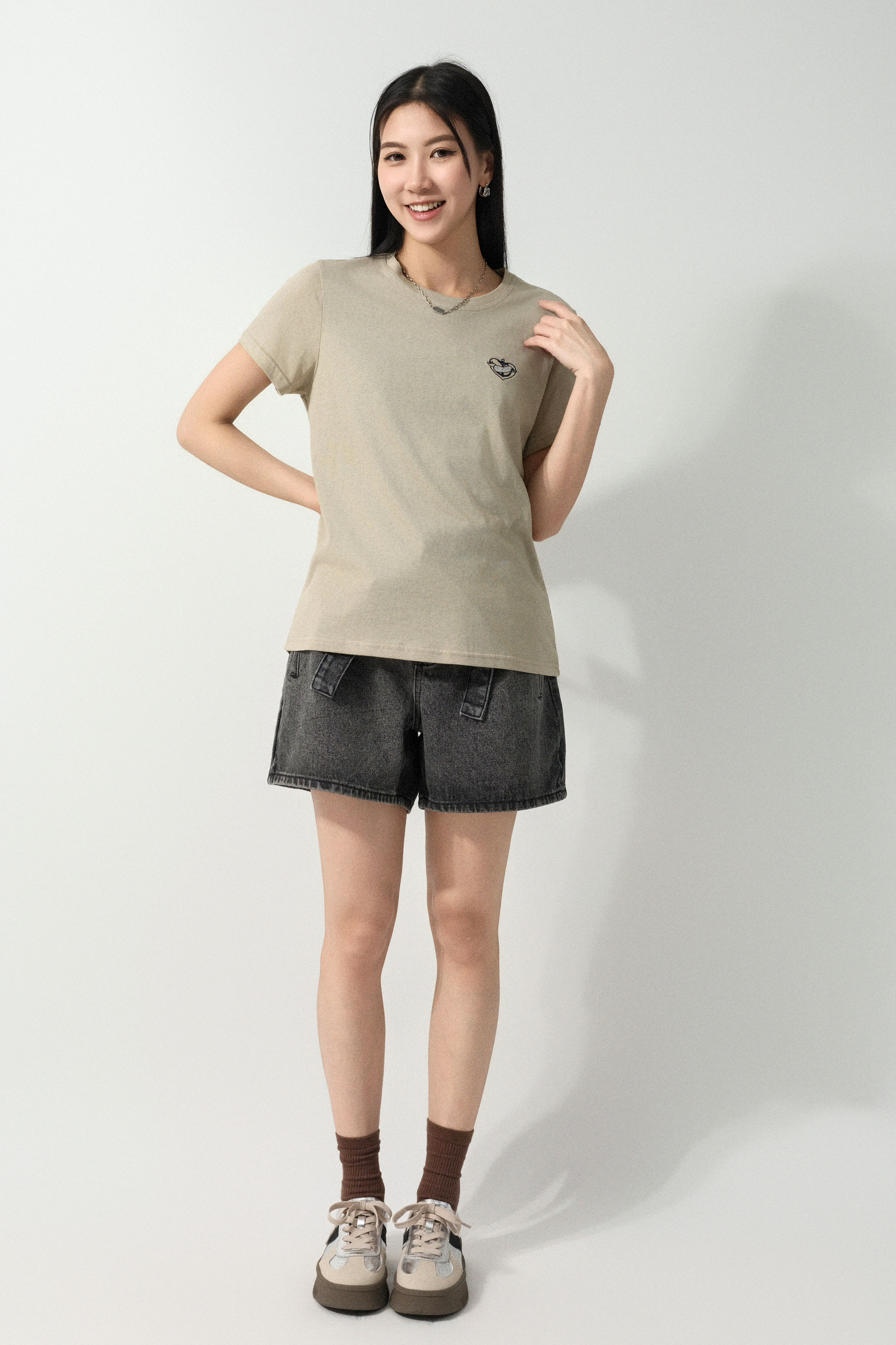 繡花胸章麻繩圈印花背tee  (預購產品）