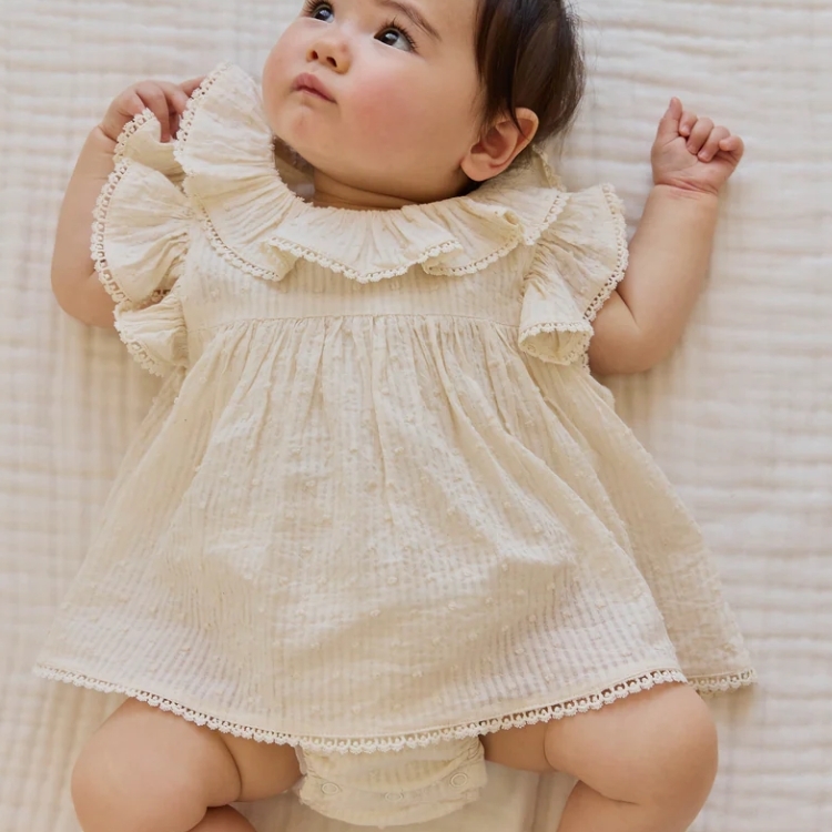 （預購）JAMIEKAY 立體點點蕾絲拼接層次感荷葉袖包屁衣 Organic Cotton Frannie Playsuit - Parchment