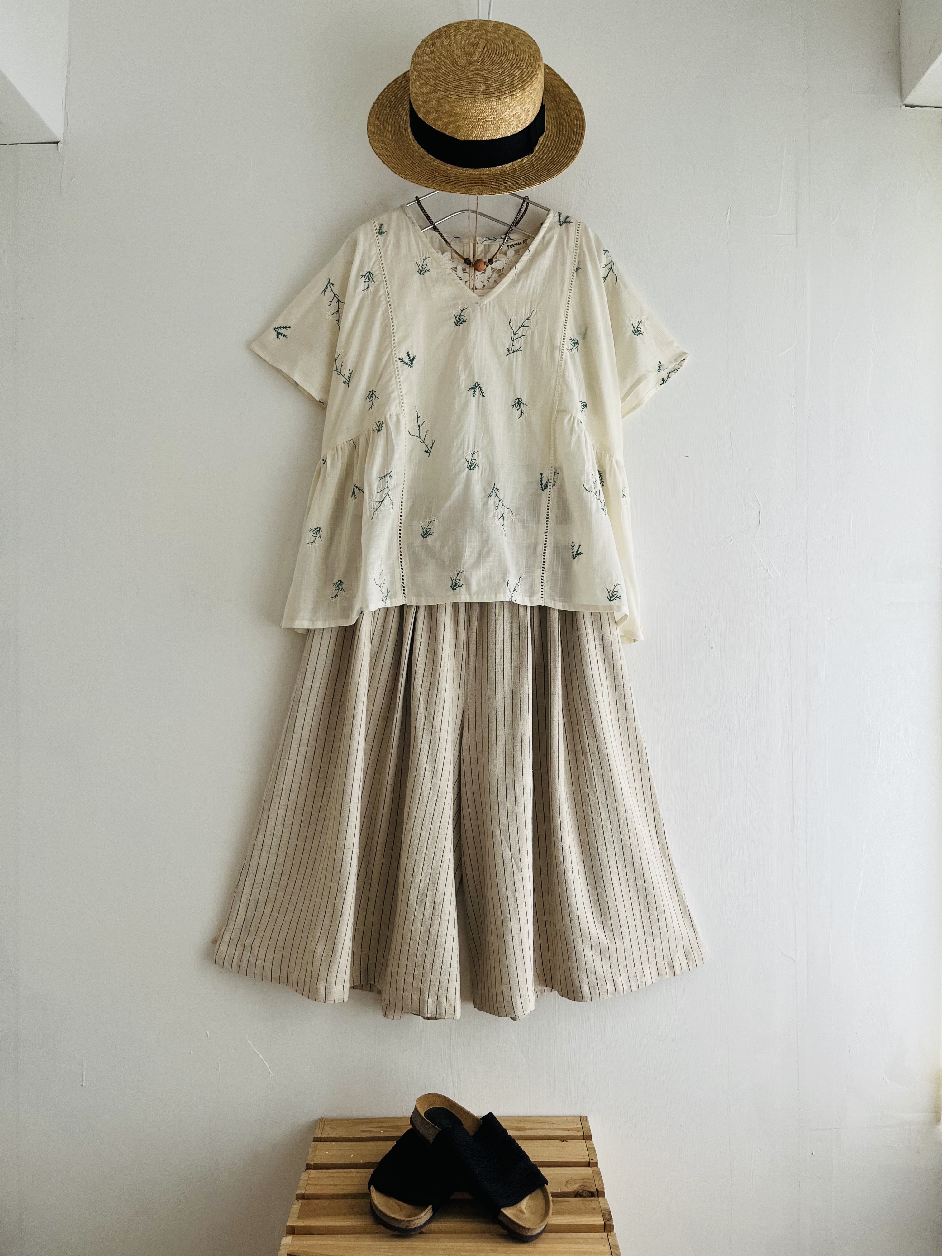 PORINA米色暗紋刺繡通花top